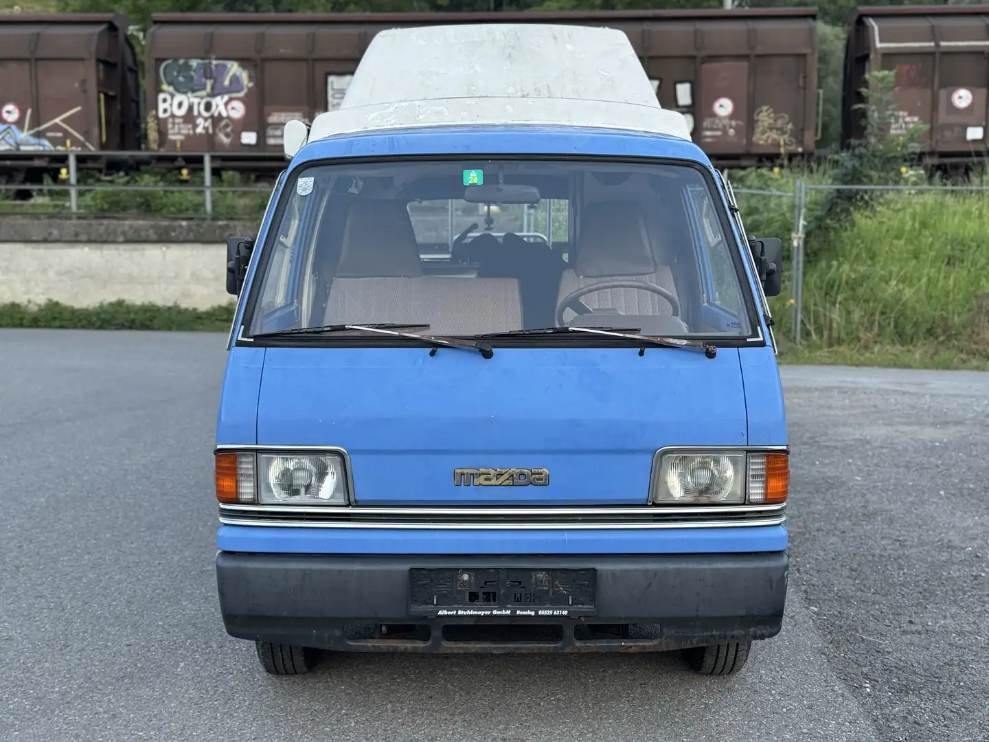 Mazda E2000 Camper - 1