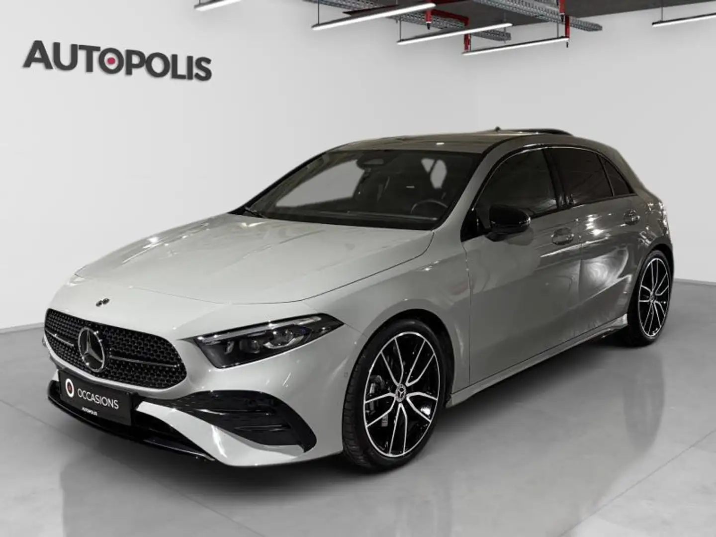 Mercedes-Benz A 200 1.3 Hatchback AMG Night Edition Grau - 1