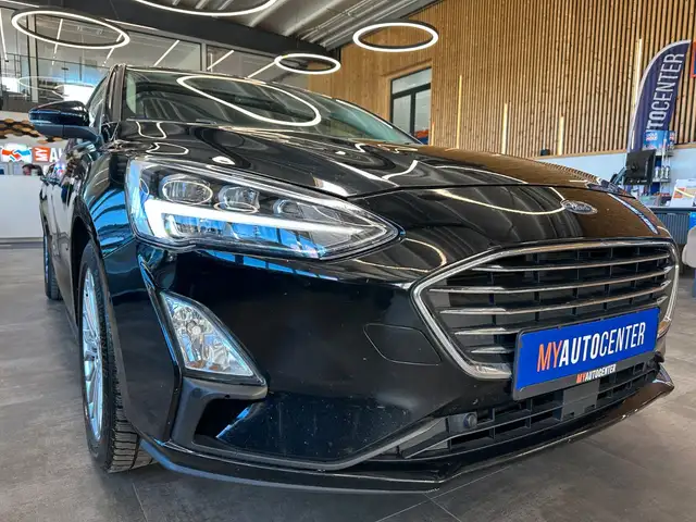 Ford Focus view 3