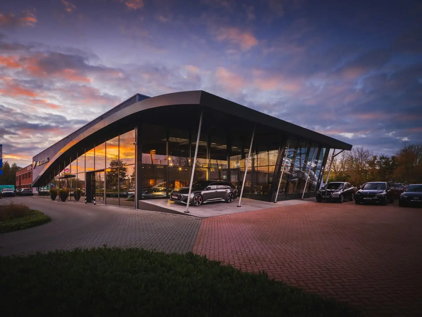 Volvo XC40 Recharge P8 AWD R-Design, NL auto, 1e eig., pano, Grün - 2