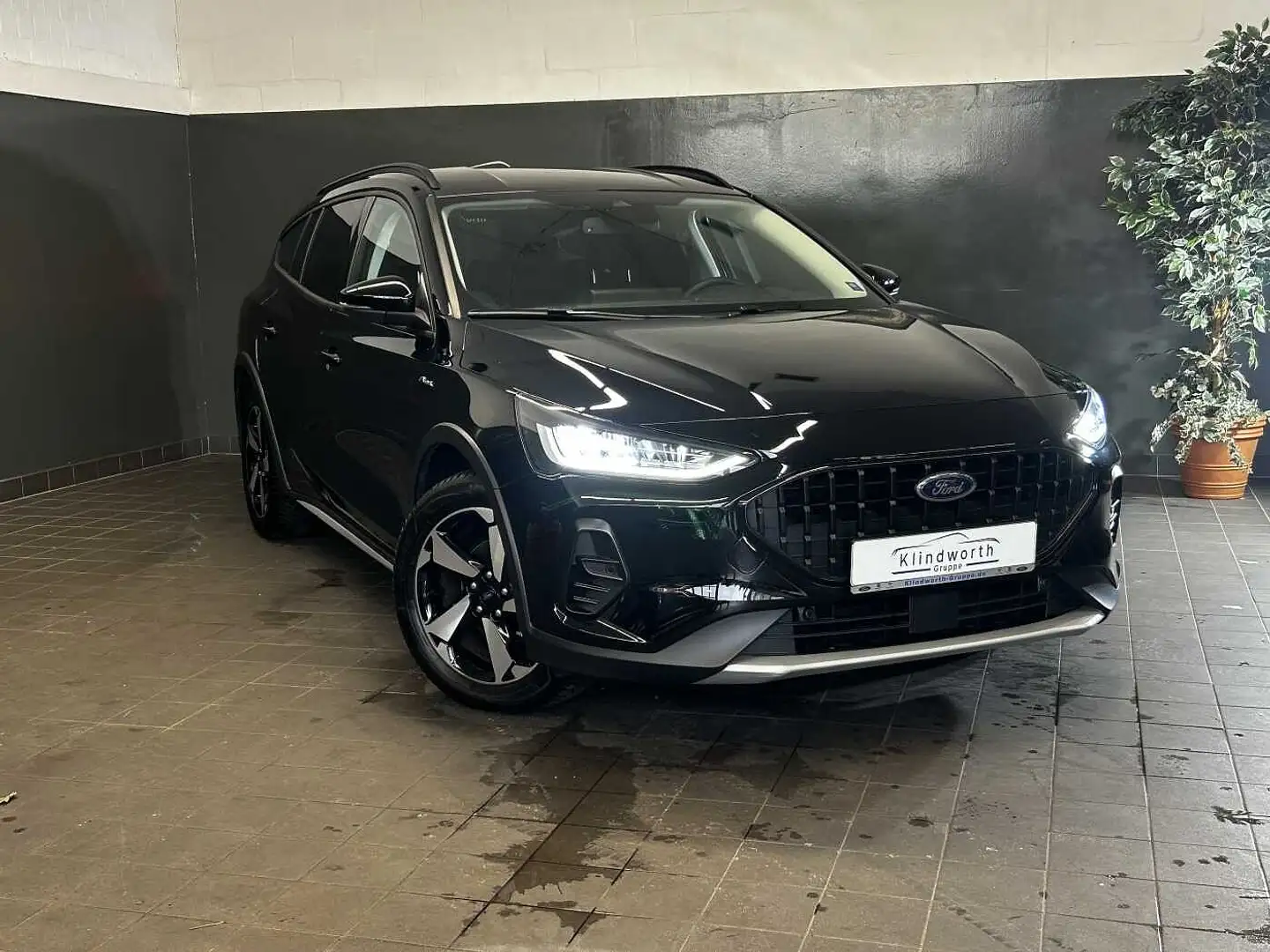 Ford Focus Turnier 1.0 E.B. MHEV Aut. Active X +AHK Schwarz - 2