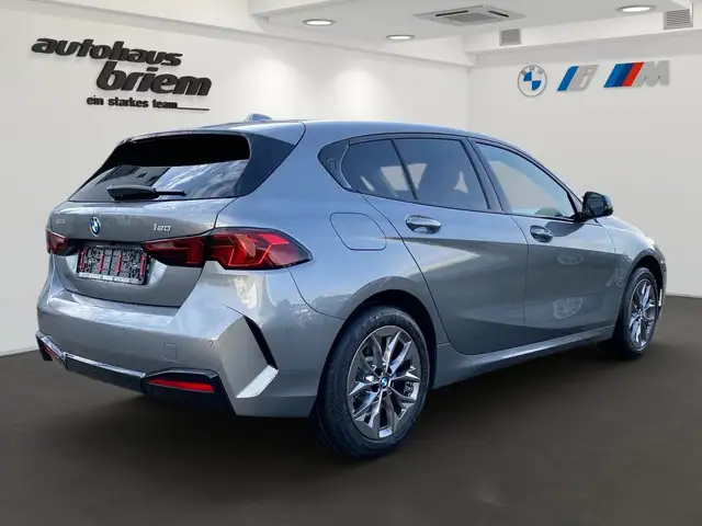 BMW 1 Series view 3