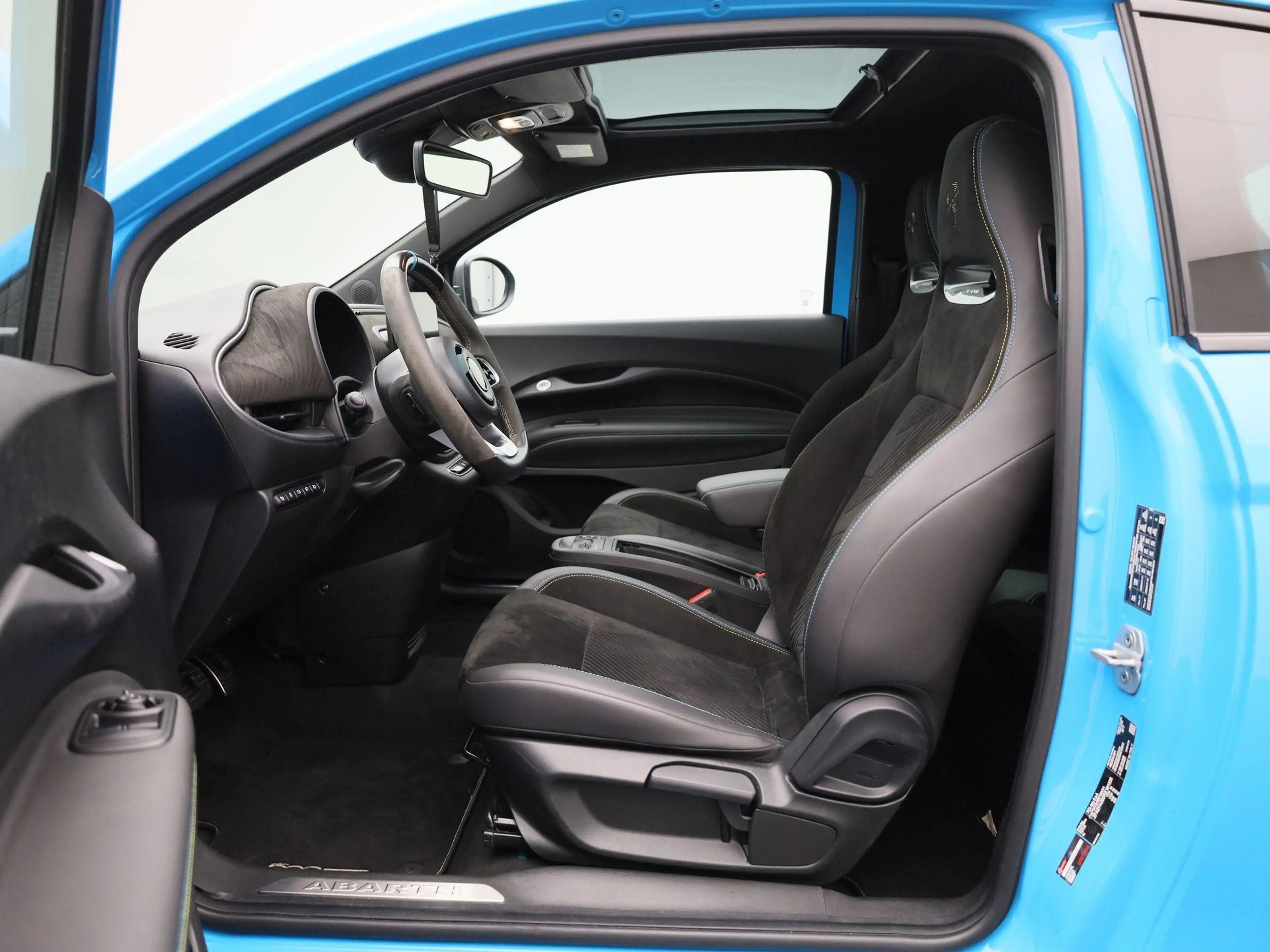 Abarth 500 Abarth Scorpionissima 42 kWh — photo 11