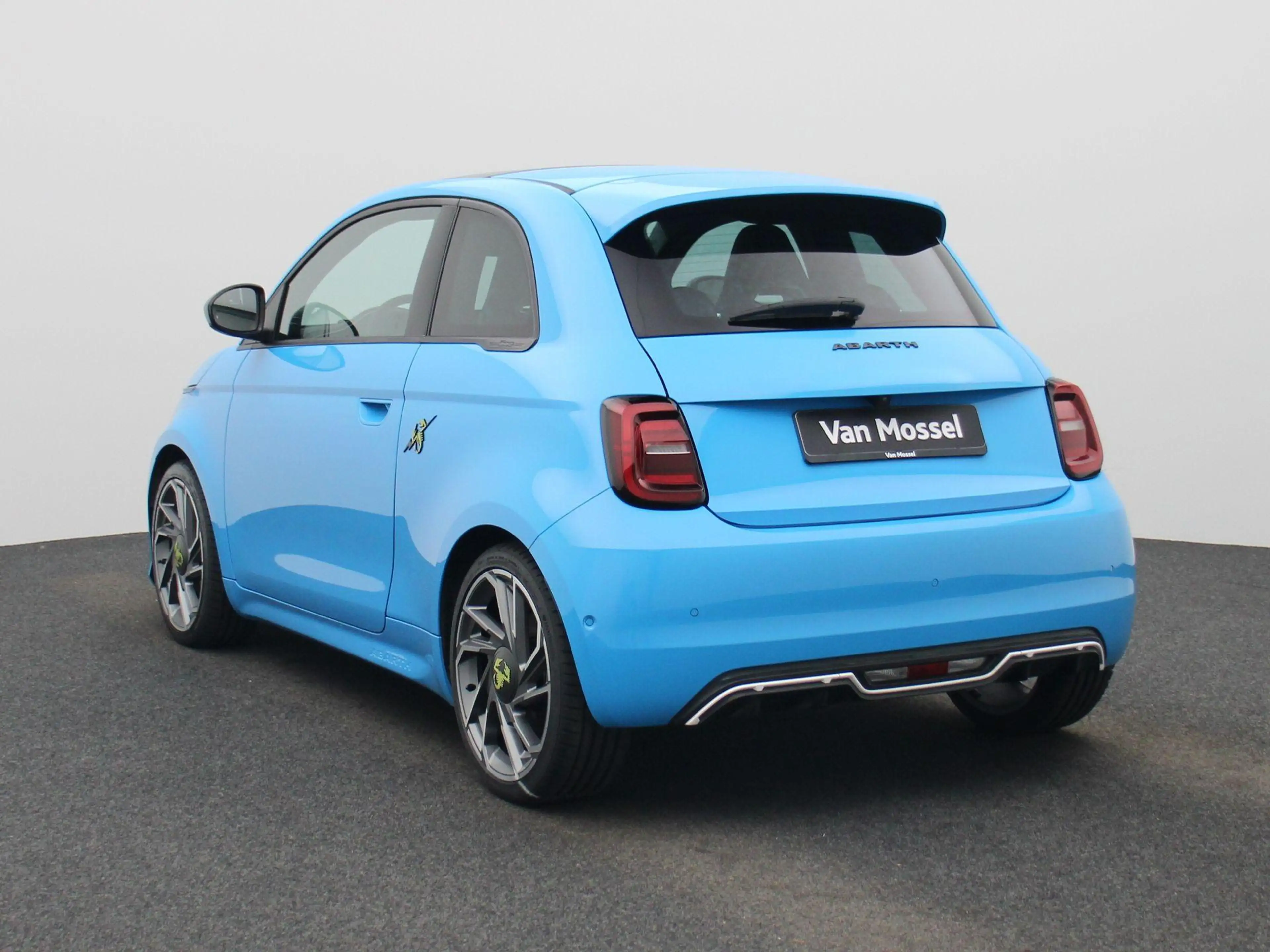 Abarth 500 Abarth Scorpionissima 42 kWh — photo 2
