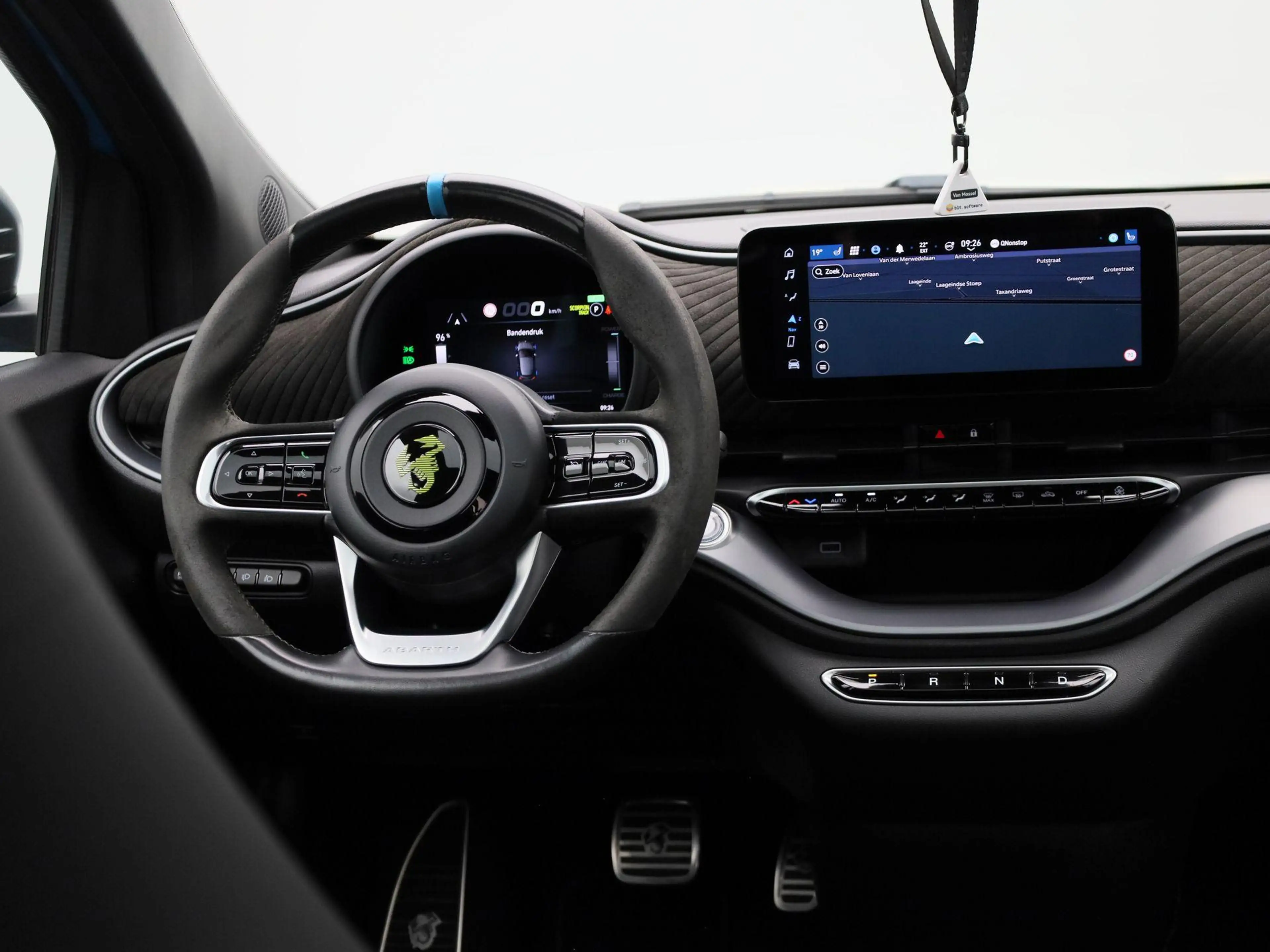 Abarth 500 Abarth Scorpionissima 42 kWh — photo 7