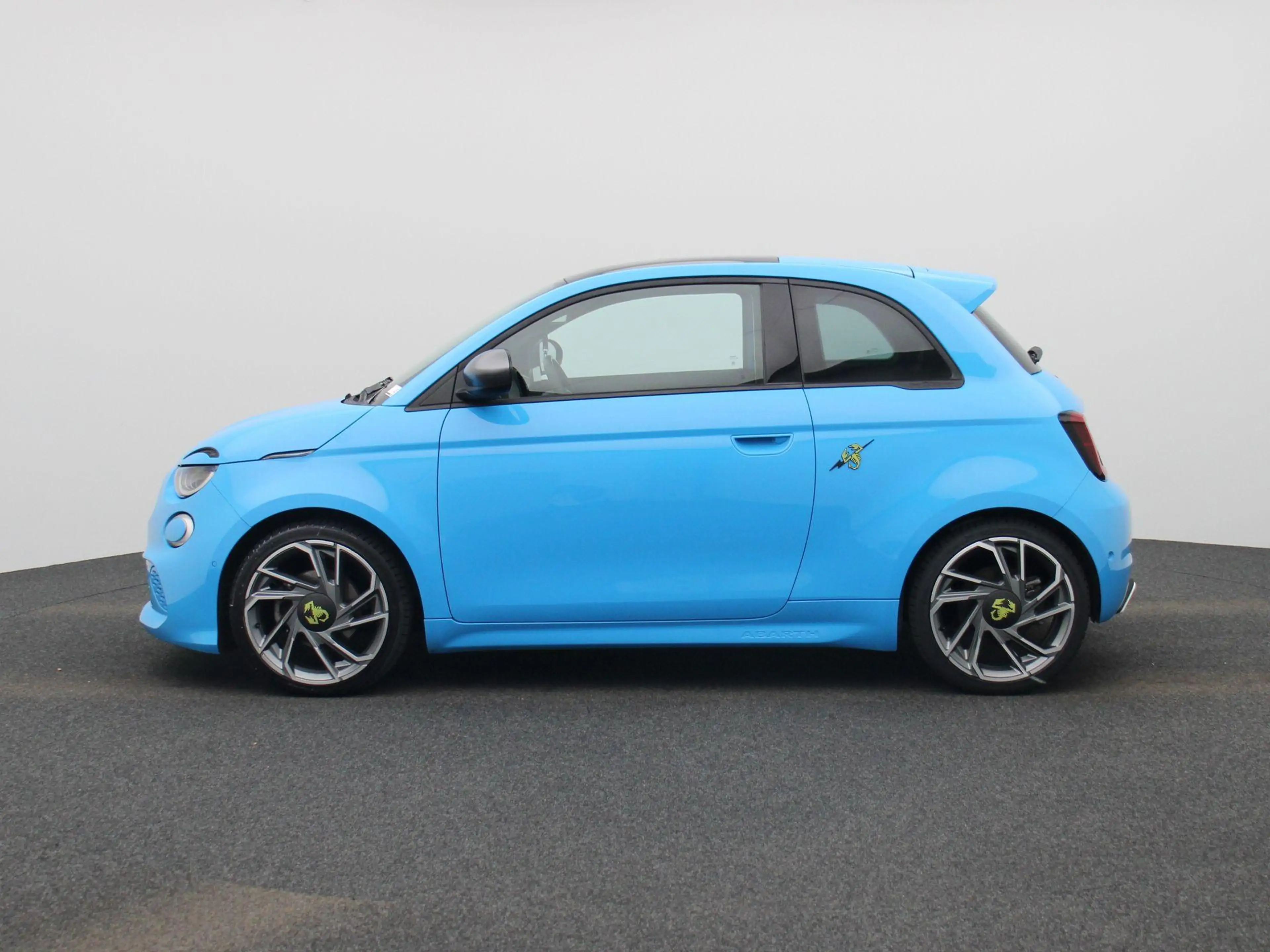 Abarth 500 Abarth Scorpionissima 42 kWh — photo 4