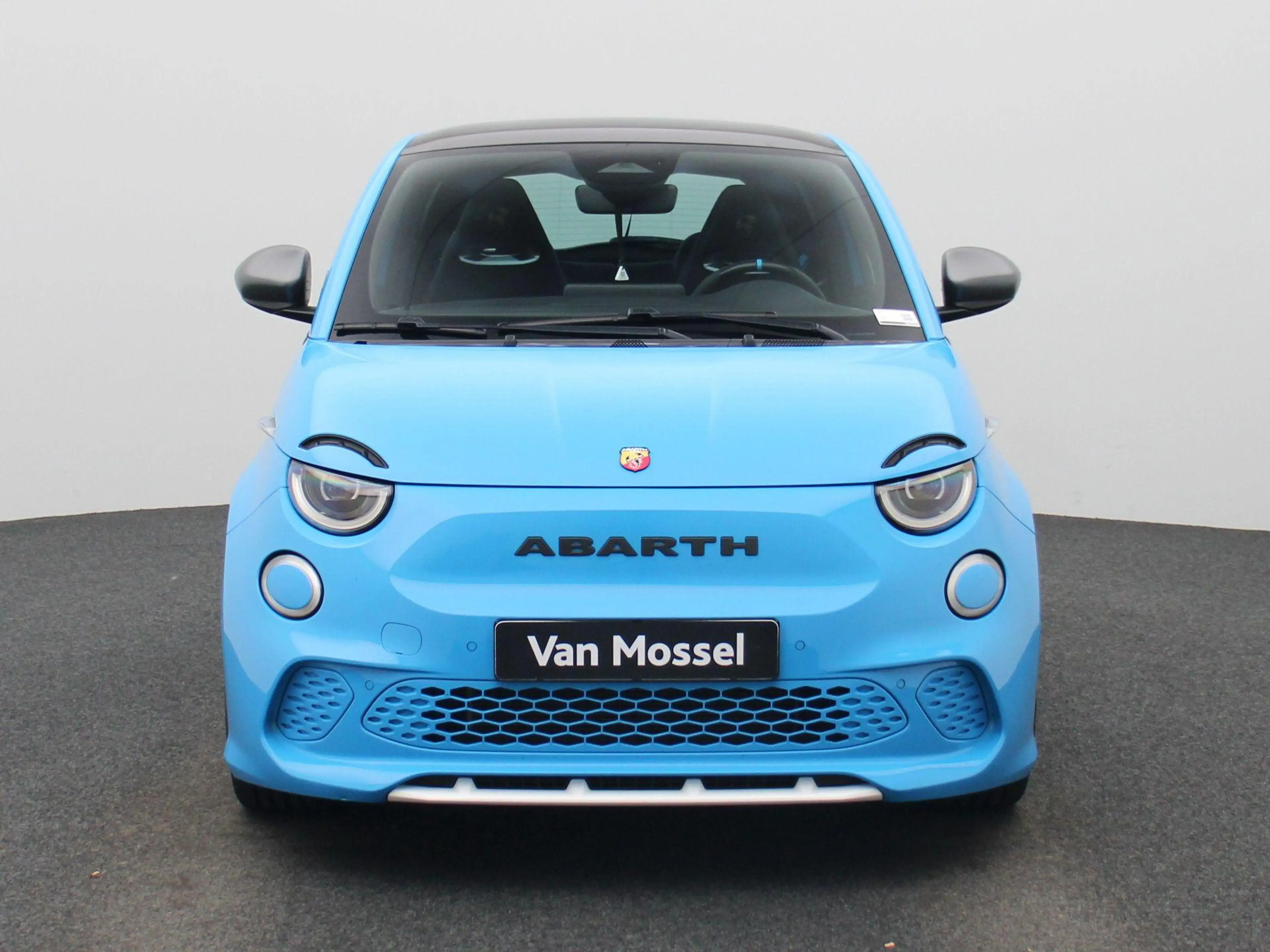 Abarth 500 Abarth Scorpionissima 42 kWh — photo 3