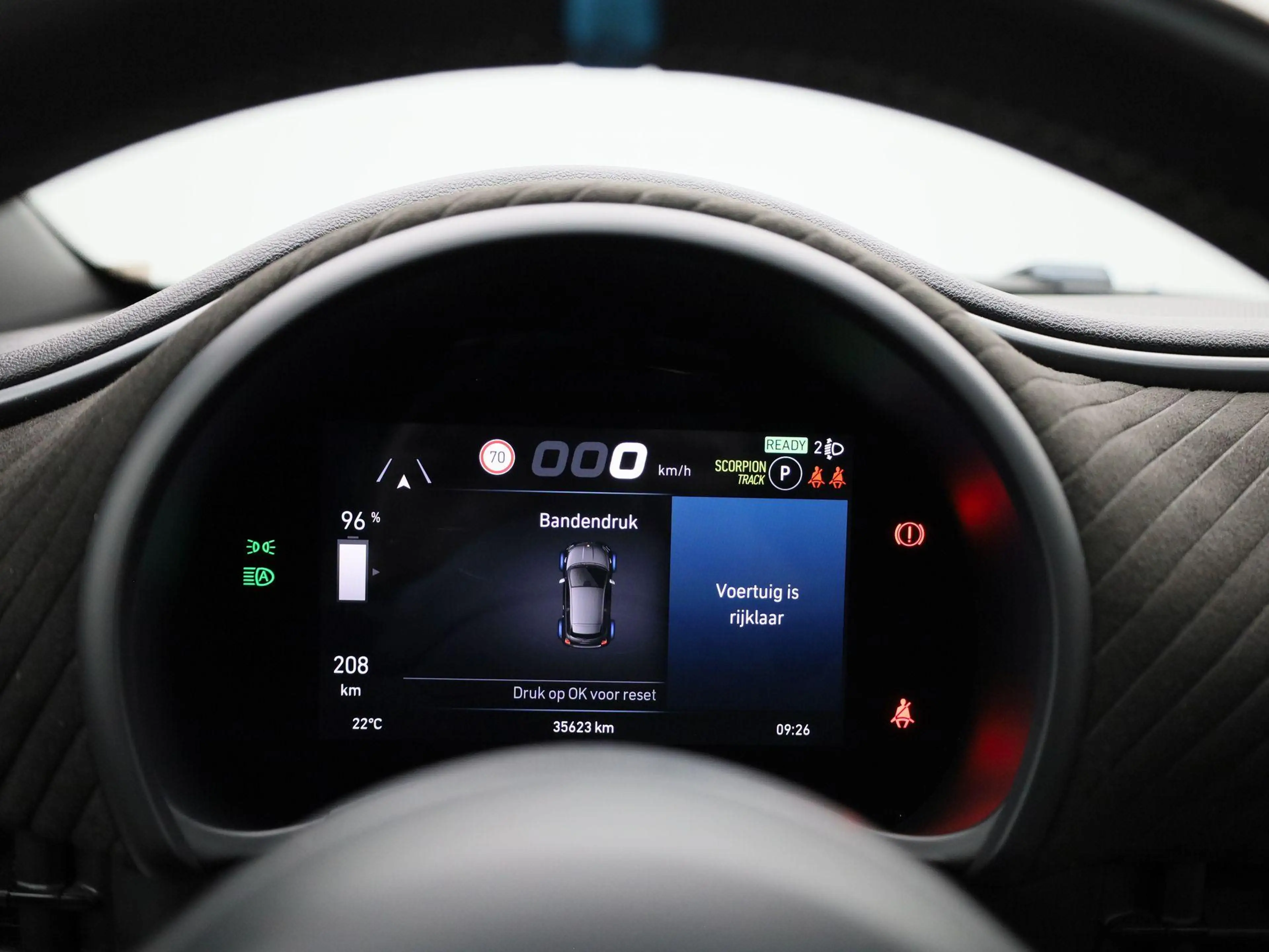 Abarth 500 Abarth Scorpionissima 42 kWh — photo 8