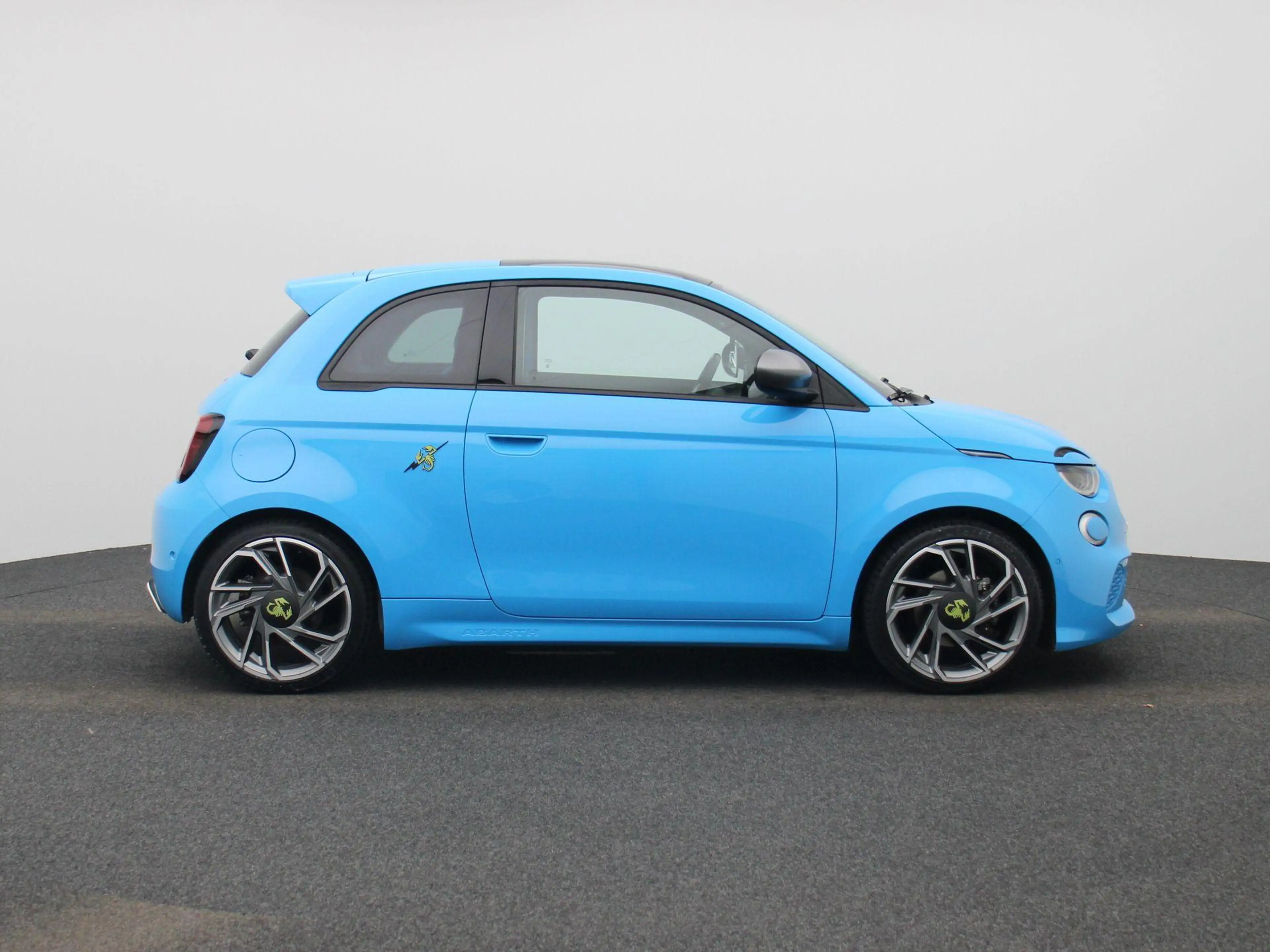 Abarth 500 Abarth Scorpionissima 42 kWh — photo 6