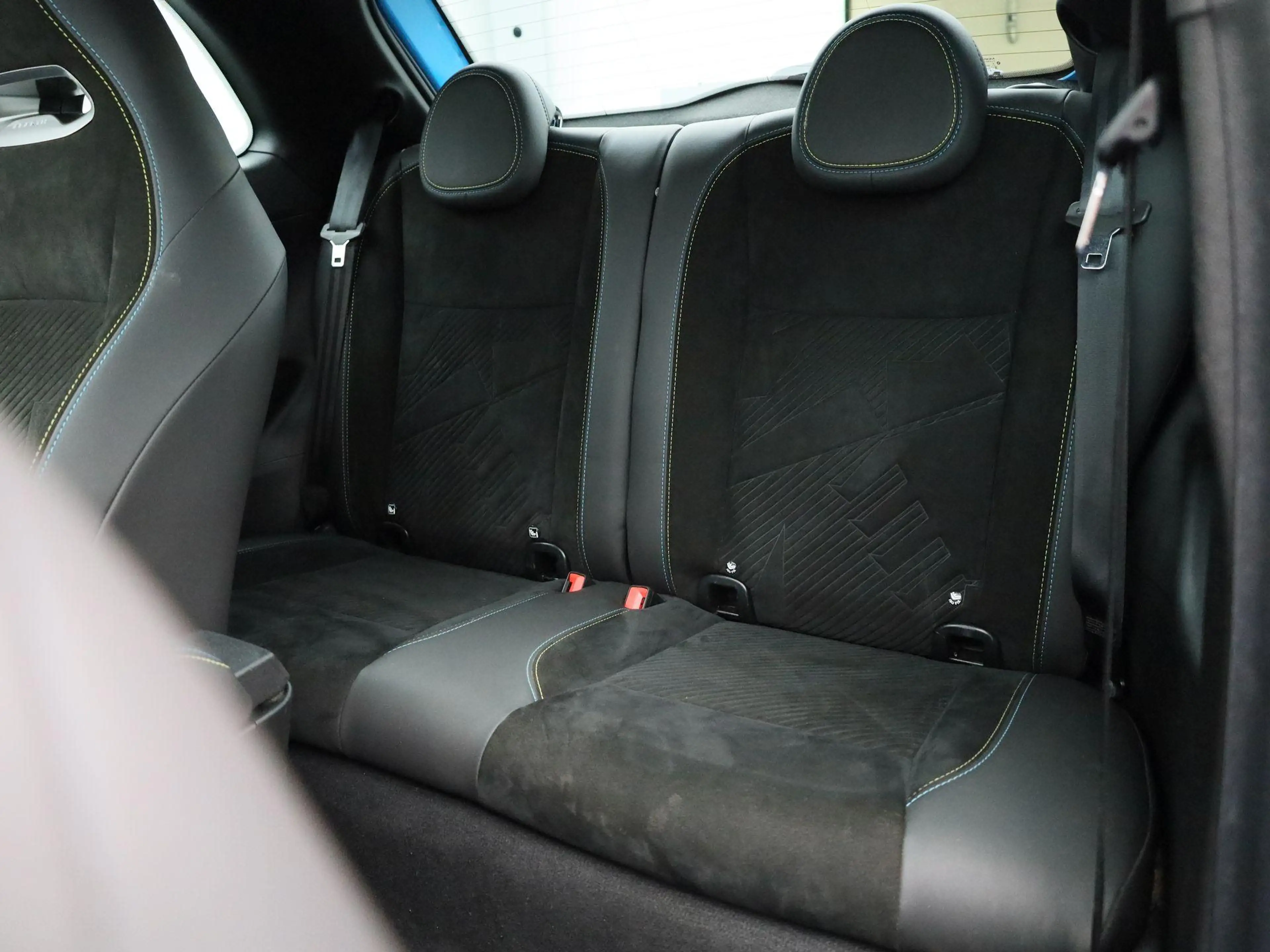 Abarth 500 Abarth Scorpionissima 42 kWh — photo 12