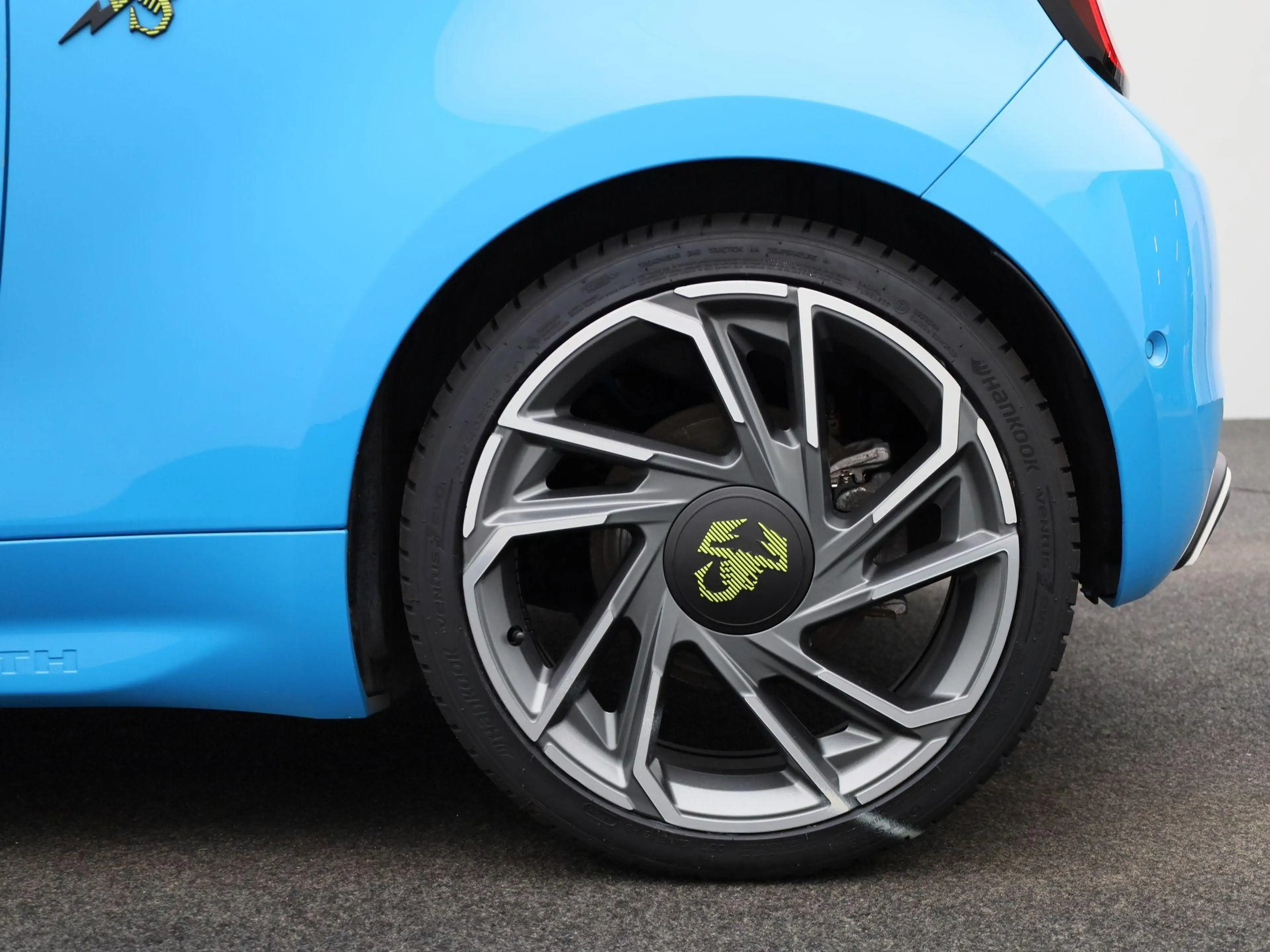 Abarth 500 Abarth Scorpionissima 42 kWh — photo 13
