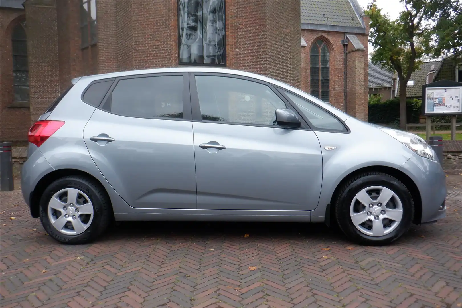 Kia Venga 1.6 MPi 125pk DynamicPlusLine 72.000 KM Grijs - 1
