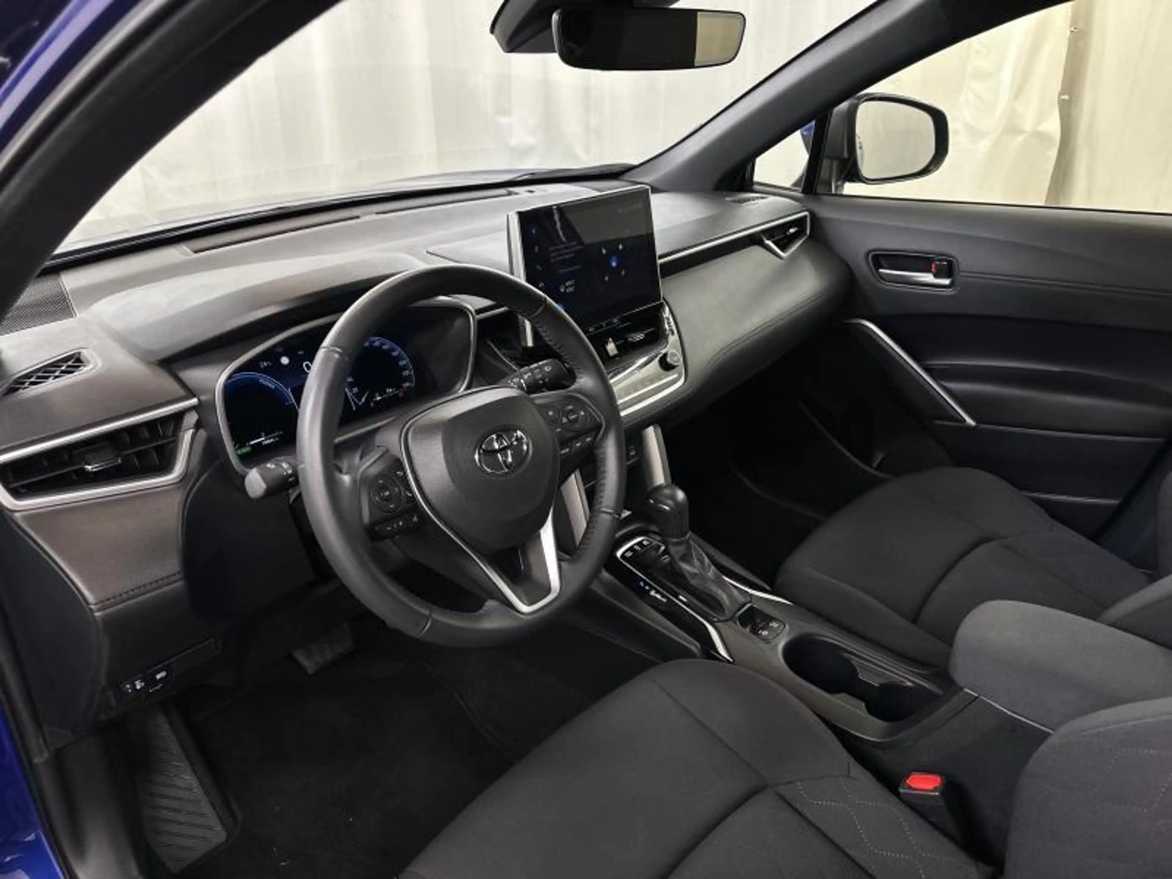 Toyota Corolla Cross 140hp HEV Style | carplay | camera — photo 18