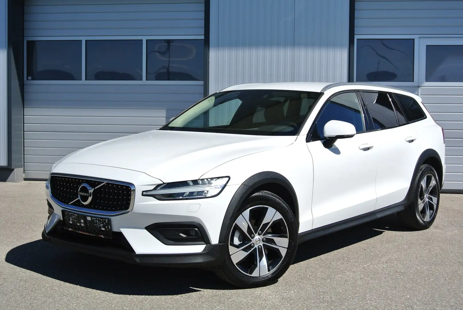 Volvo V60 Cross Country 2.0 B4 MHEV Geartronic 8g, AWD * LEDER * LED * Blanc - 1