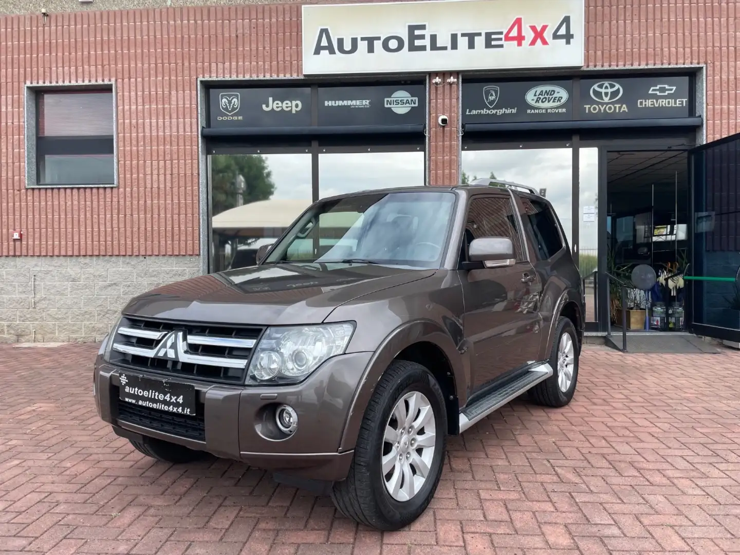 Mitsubishi Pajero 3.2 DI-D 16V 3p. Intense DPF Hnědá - 1