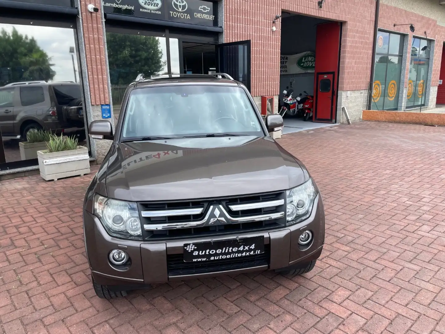 Mitsubishi Pajero 3.2 DI-D 16V 3p. Intense DPF Hnědá - 2