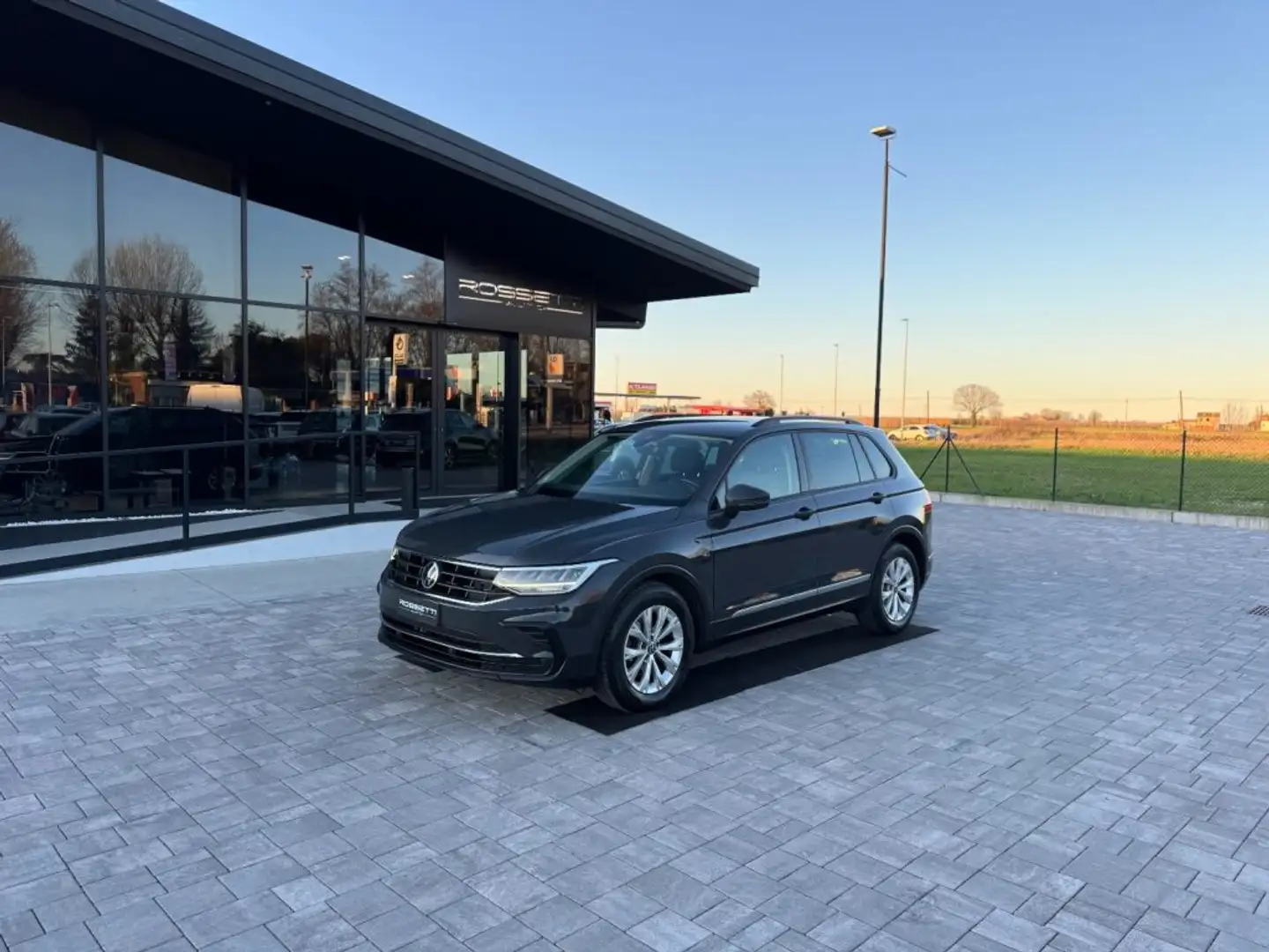 Volkswagen Tiguan 2.0 TDI SCR Life ANCHE PER NEOPATENTATI Grijs - 2