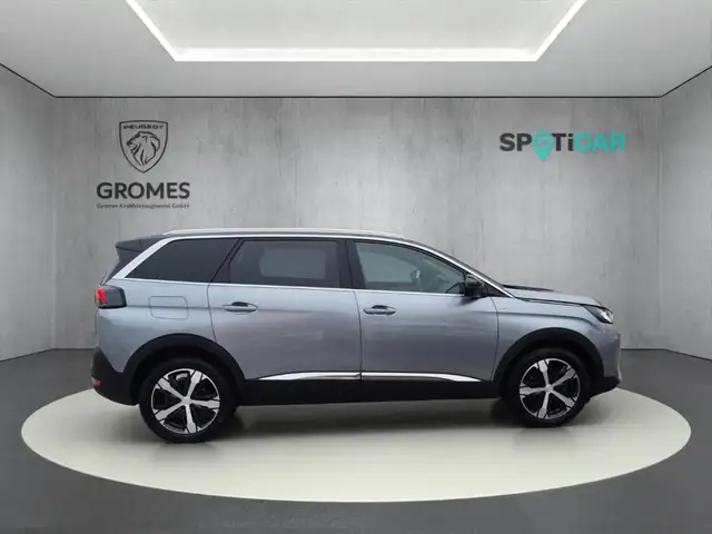 Peugeot 5008 view 2