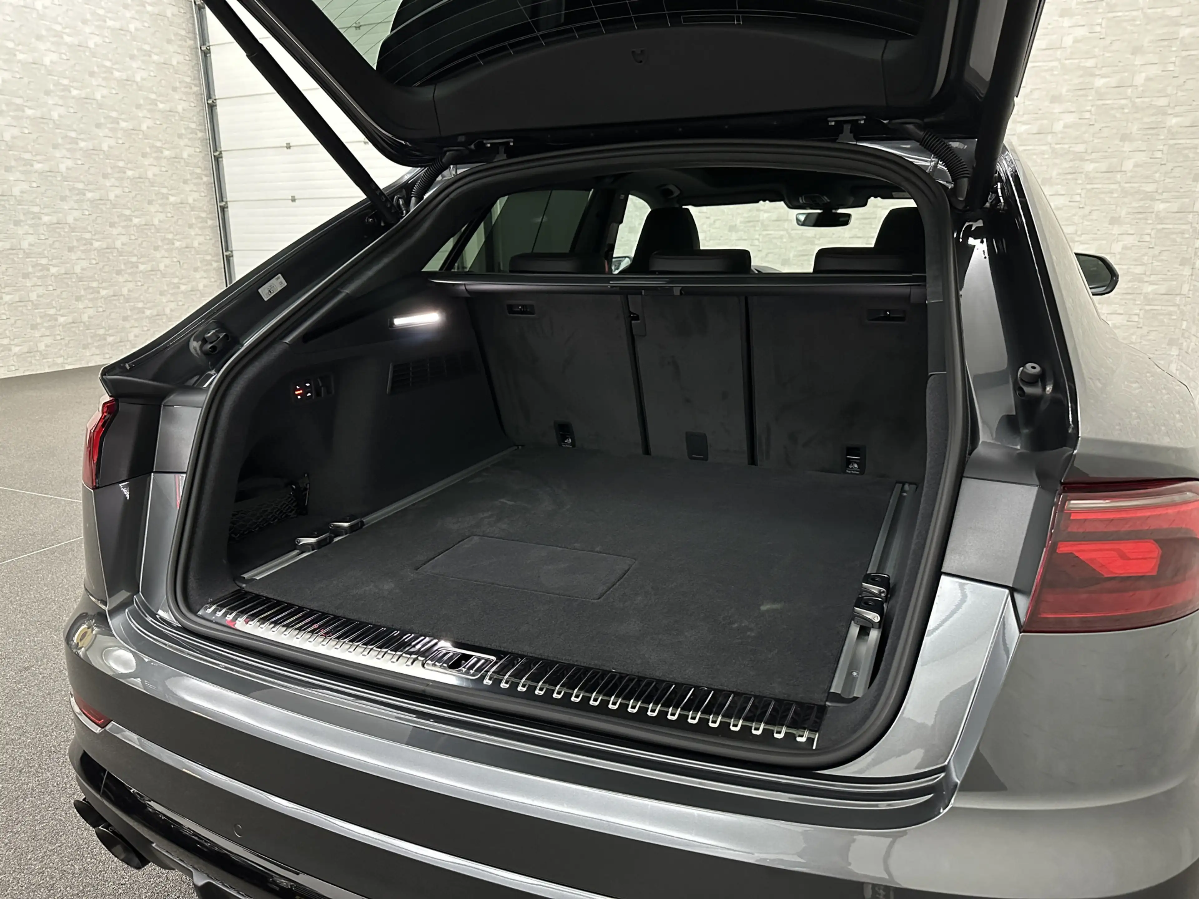 Audi Q8 60e Competition 490pk | 4WS | Massage | Carbon | V — photo 34