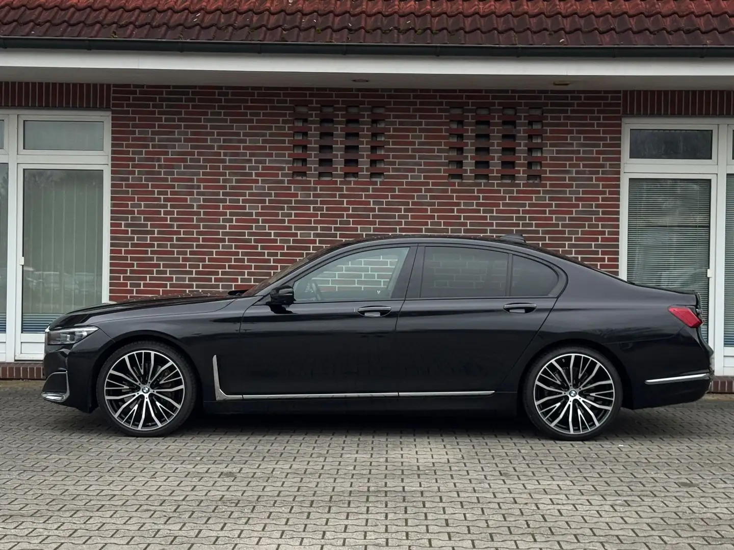 BMW 740 d xDrive*LASER*GLASDACH*MASSAGE*21 ZOLL*360° Schwarz - 2