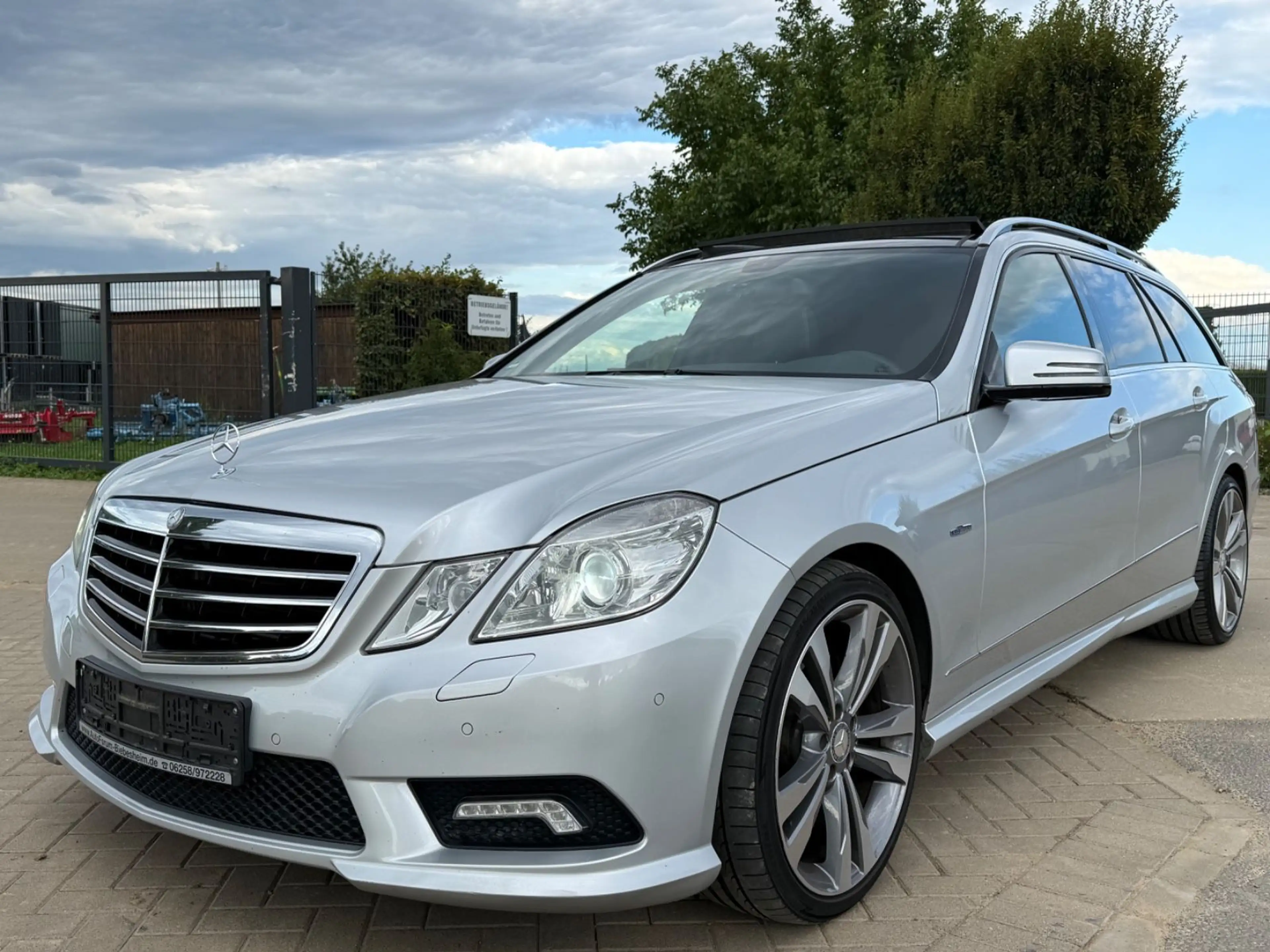 Mercedes-Benz E 350 CDI*AMG PAKET*AVANTGARD*PANO*MEMORY*EL.AHK