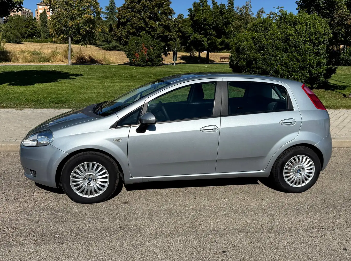 Fiat Grande Punto Grande Punto 1.3Mjt Dynamic 90 Dynamic Plateado - 2