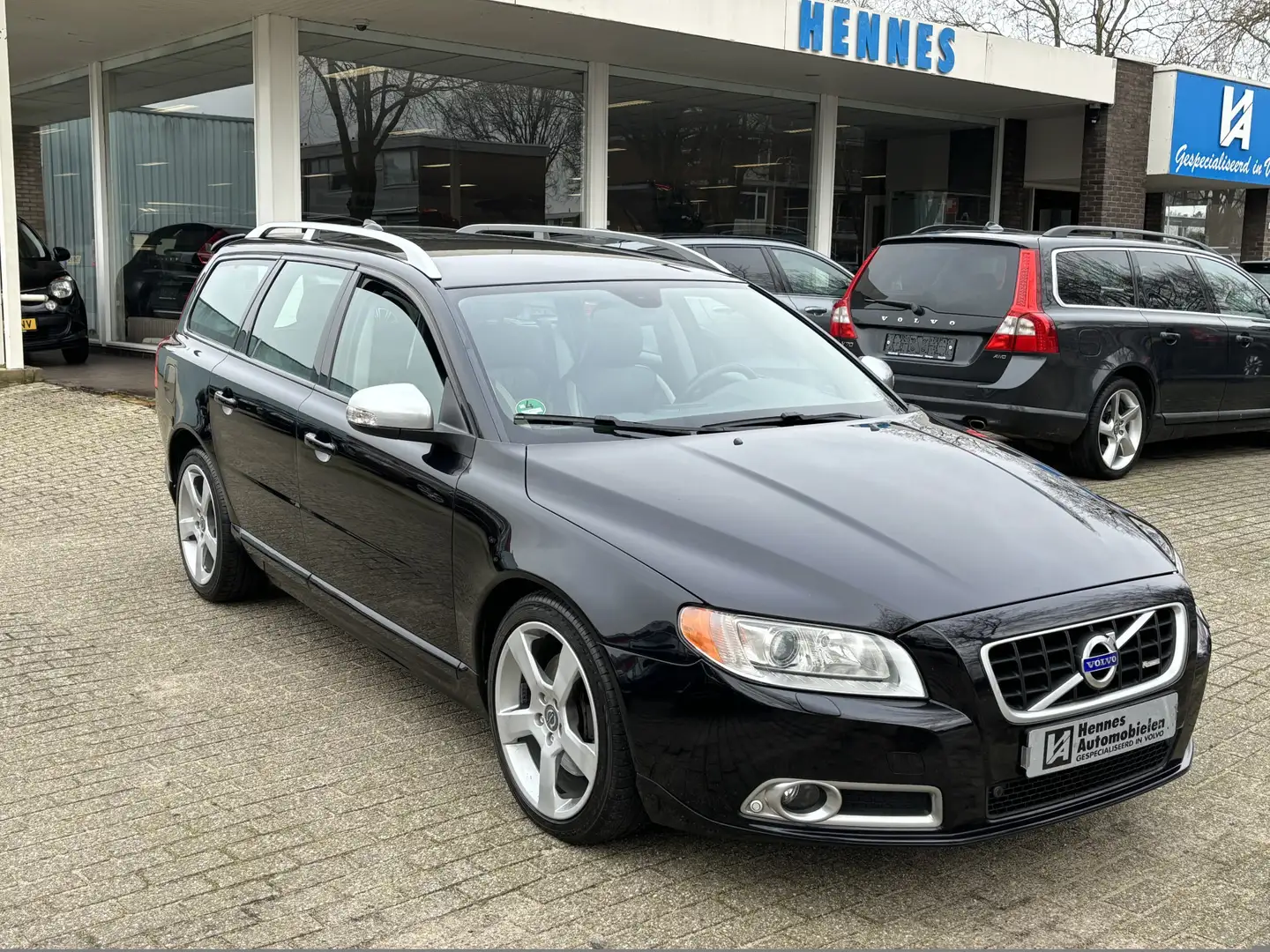 Volvo V70 2.0T R-Edition Aut6 Xenon Zwart - 1