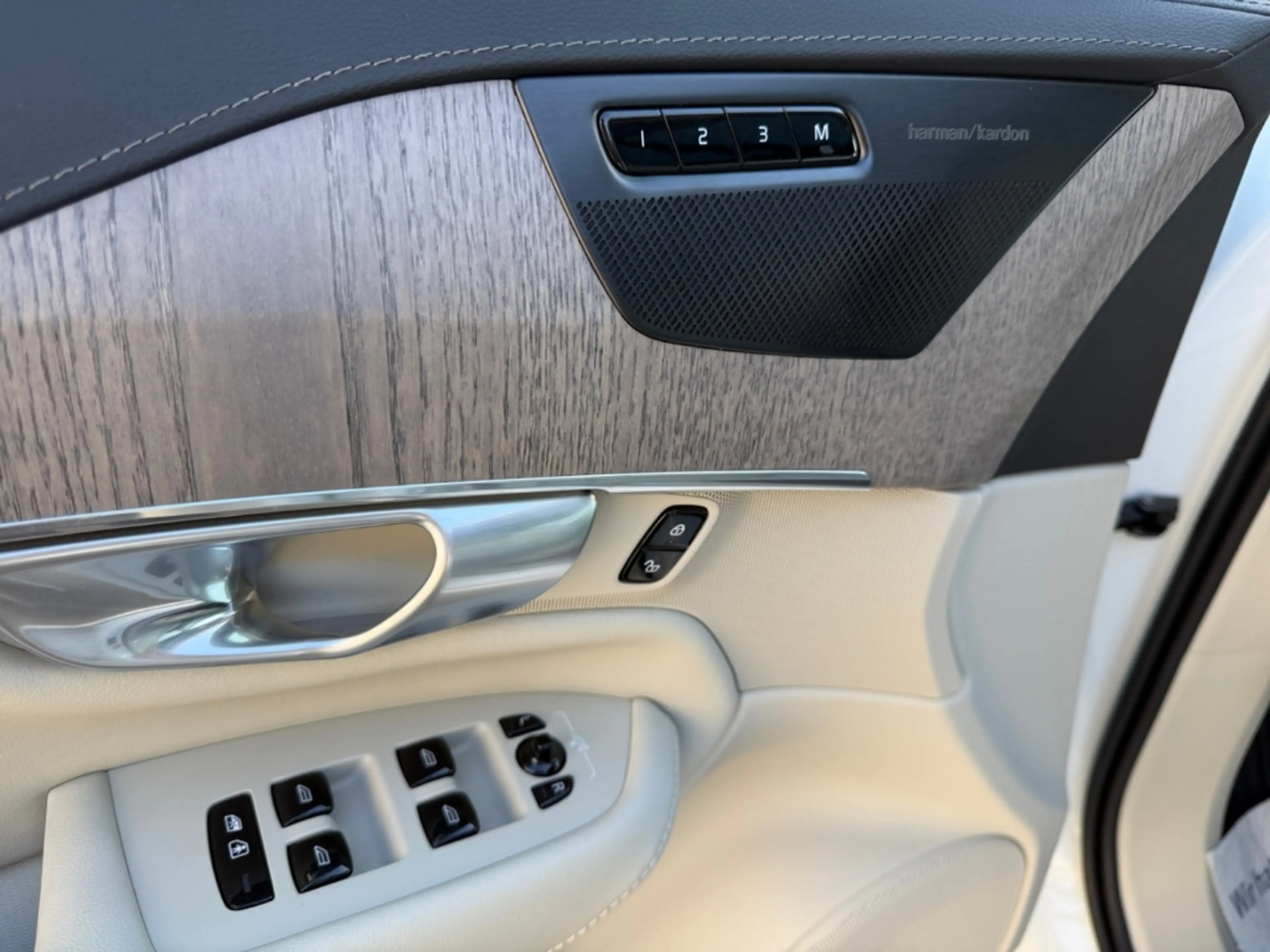 Volvo XC90 T8 Ultimate Bright HUD Pano Luft H&K AWD 7-Sitzer — photo 14