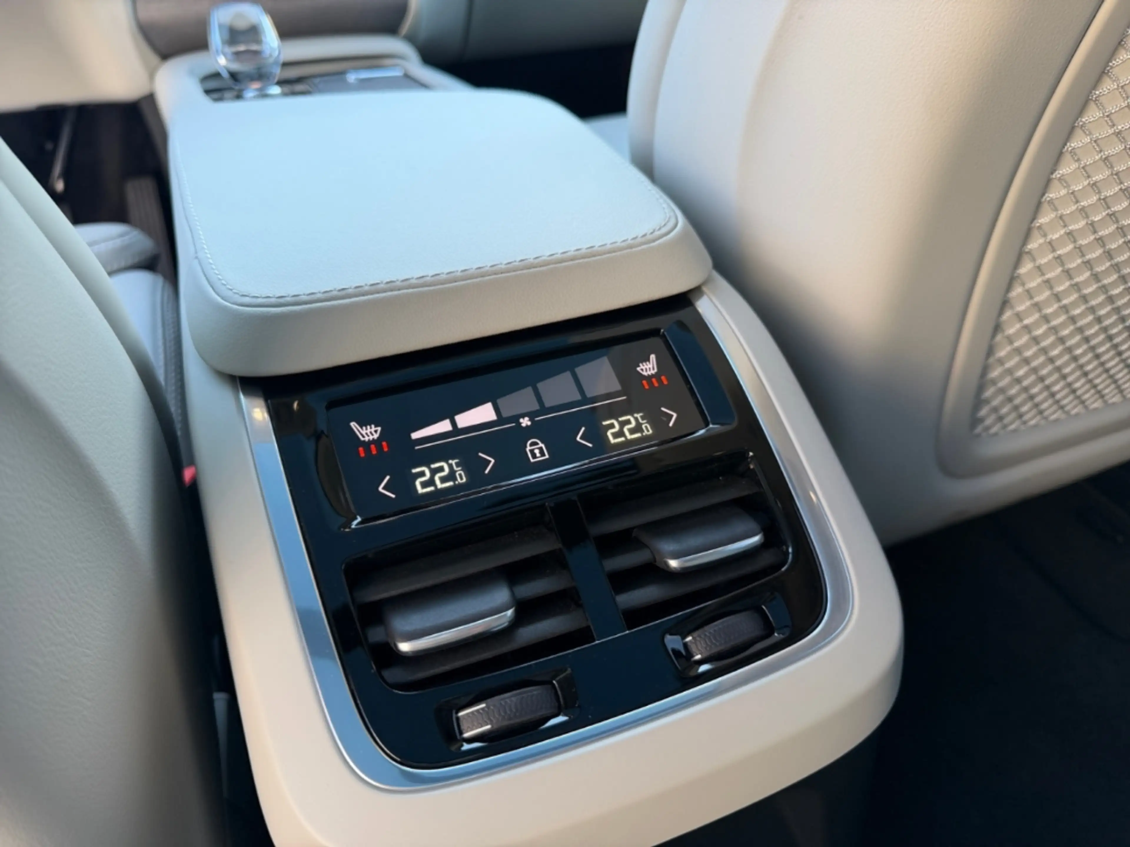 Volvo XC90 T8 Ultimate Bright HUD Pano Luft H&K AWD 7-Sitzer — photo 13
