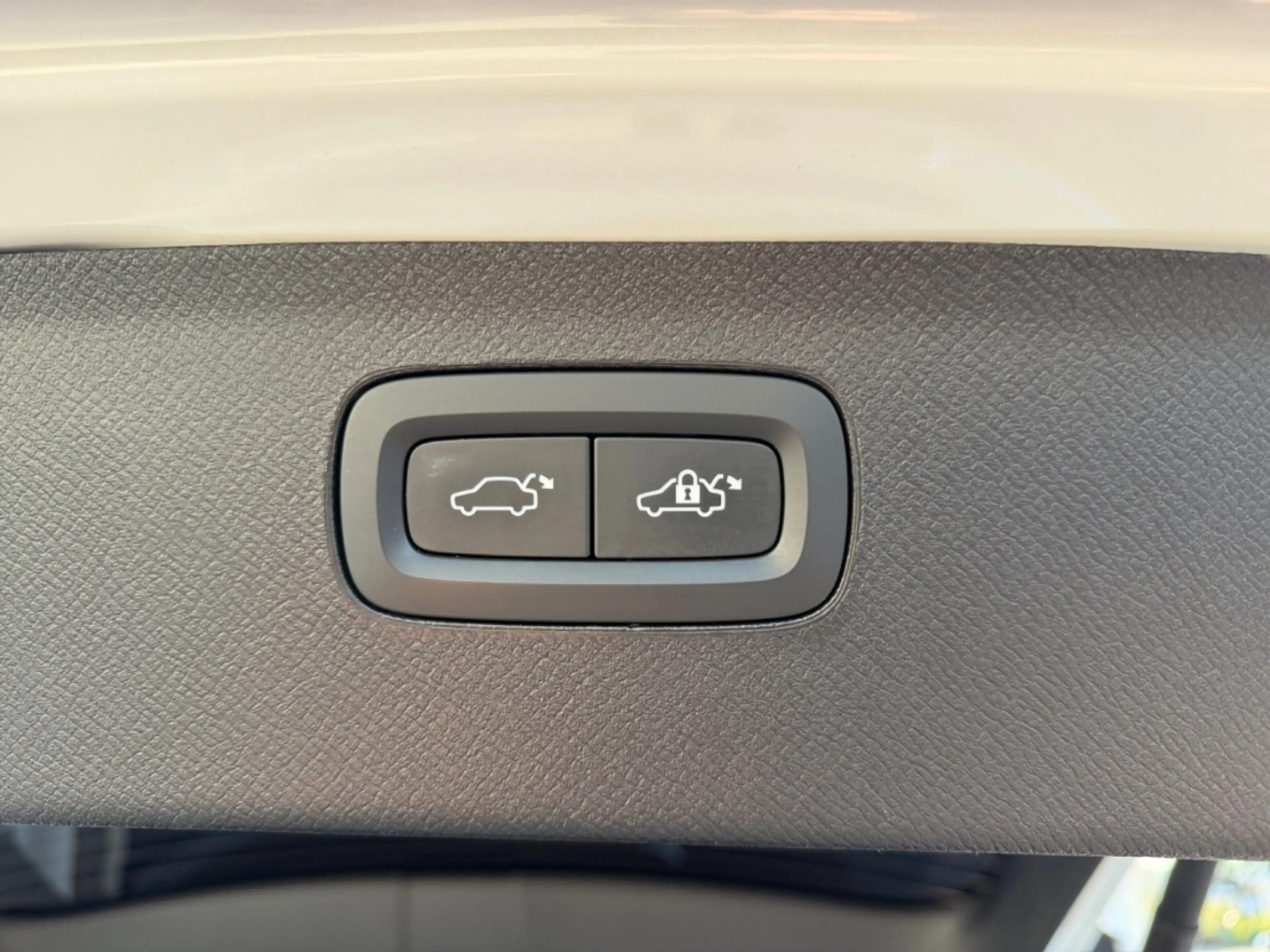 Volvo XC90 T8 Ultimate Bright HUD Pano Luft H&K AWD 7-Sitzer — photo 30