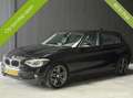 BMW 116 1-serie 116i High Executive|AUT|LED|CRUISE| Zwart - thumbnail 1