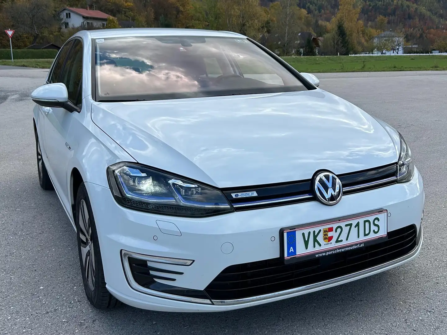 Volkswagen e-Golf e-Golf 35,8kWh (mit Batterie) Белый - 1