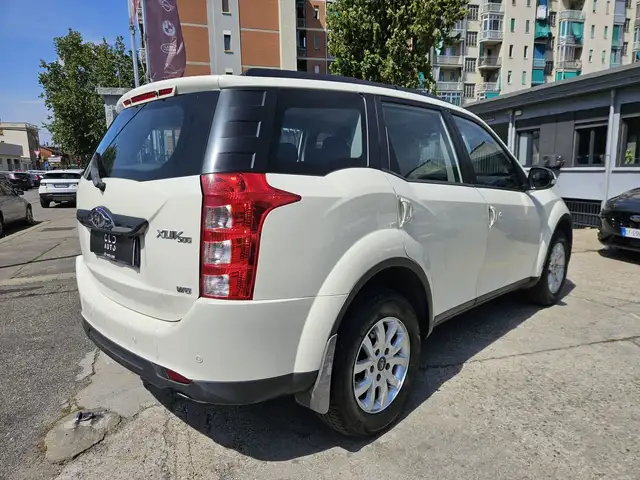 Mahindra XUV500 view 4