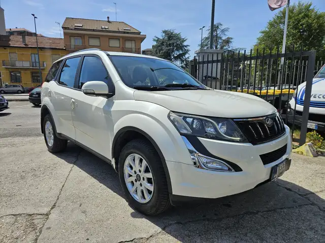 Mahindra XUV500 view 3