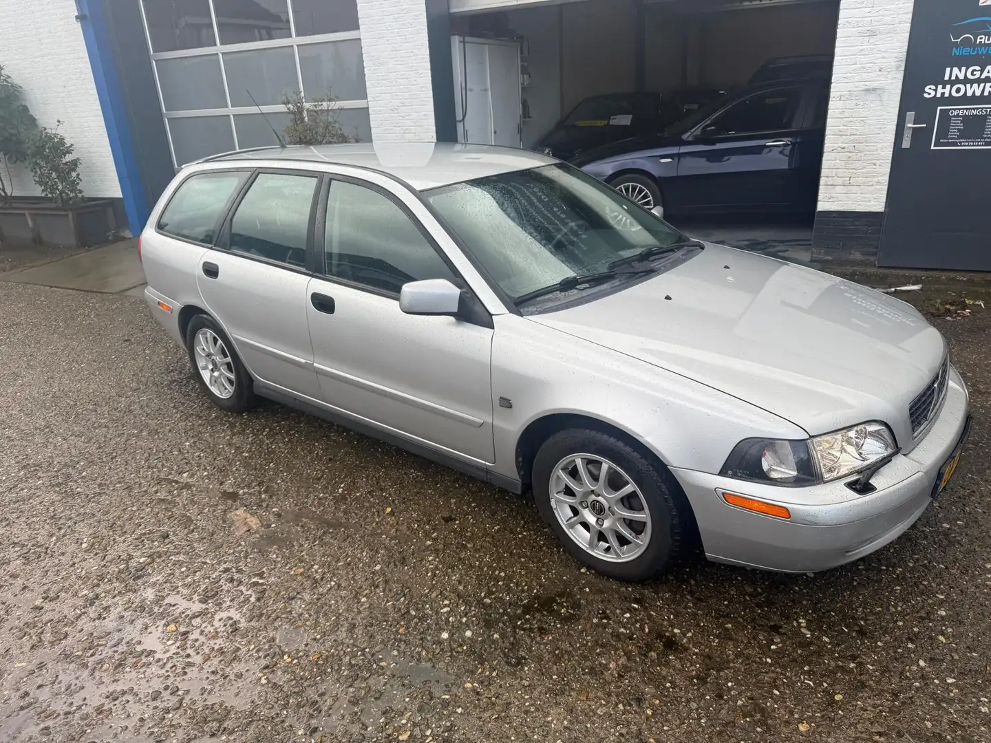 Volvo V40 1.8 Europa- Met Airco, Cruise Control, NAP en een Grijs - 2