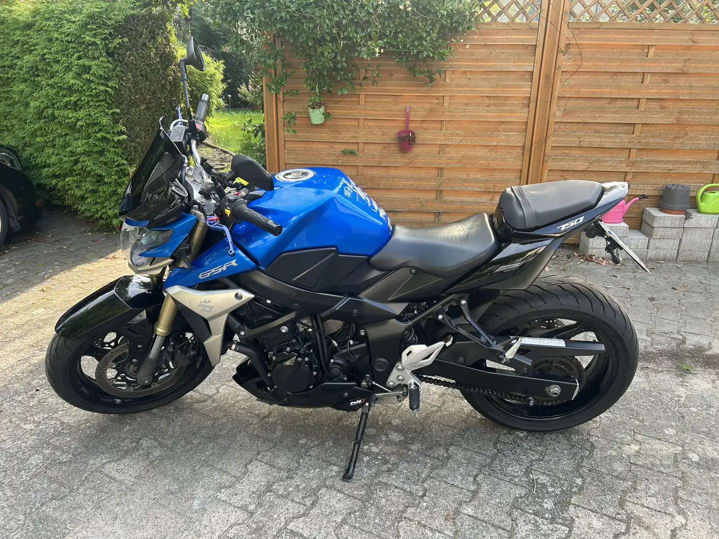 Suzuki GSR 750 - 1