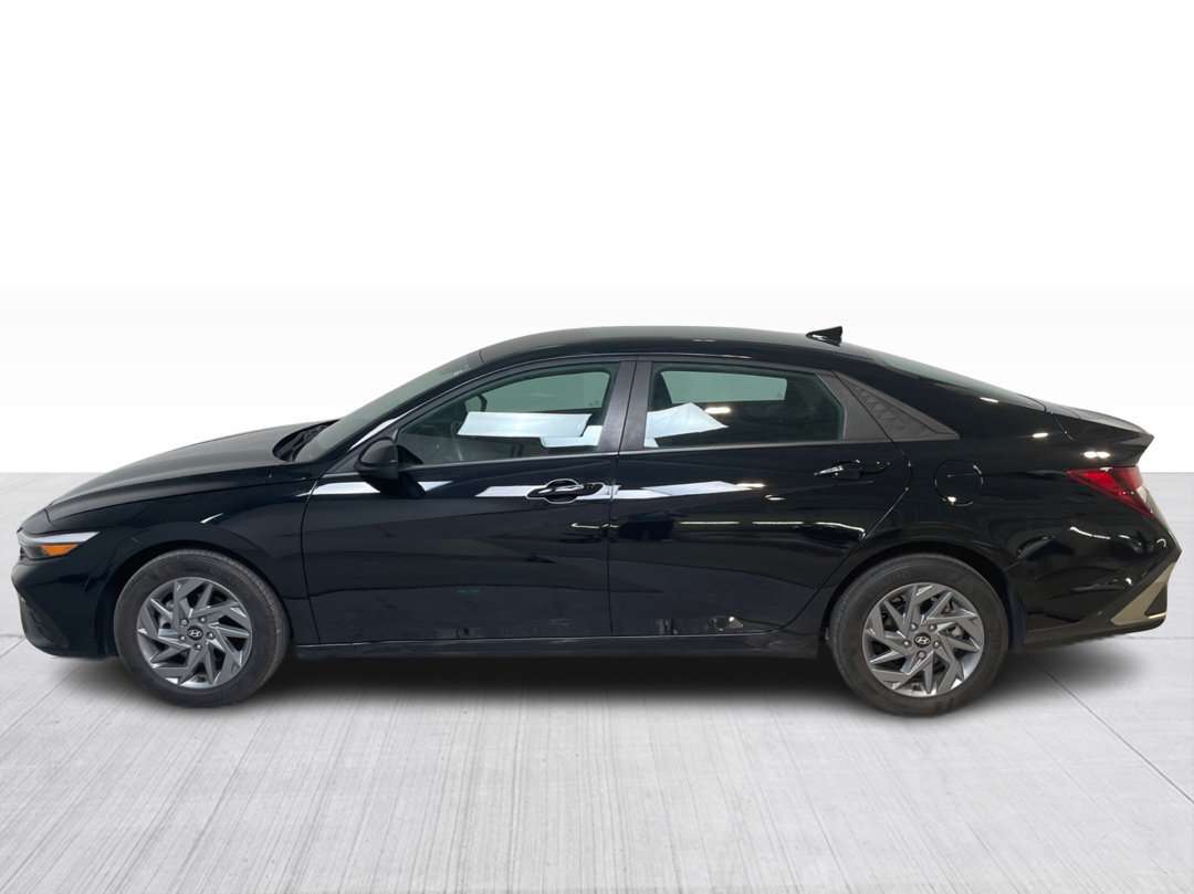 2025 Hyundai Elantra Preferred A/C Mags Sièges Chauffants — снимка 1