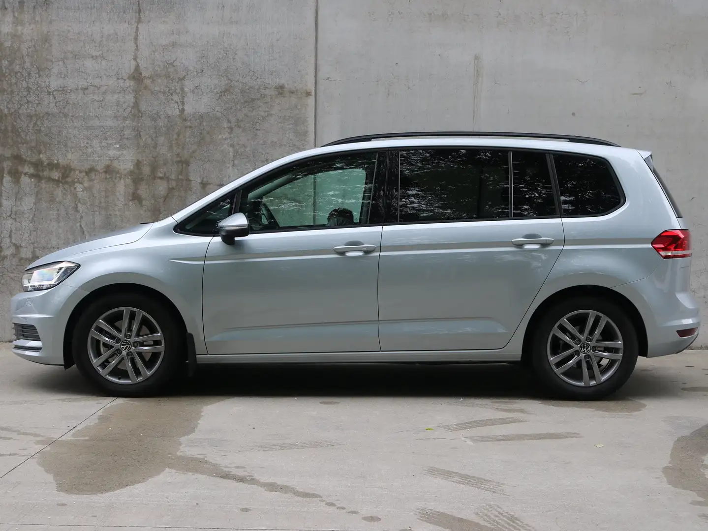 Volkswagen Touran 1.5 TSI / 7ZIT / APP / PSENS +CAM / TREKHAAK Plateado - 2