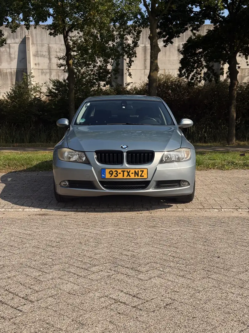 BMW 320 320i - 2