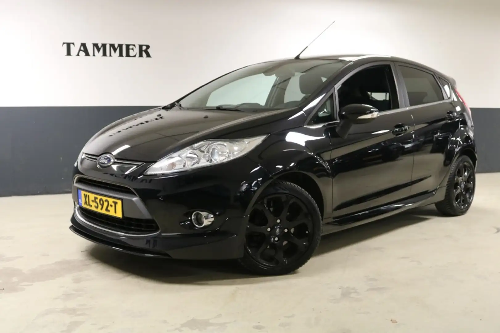 Ford Fiesta 1.25 Titanium ZEER NETTE-DEALER ONDERHOUDEN- Zwart - 2