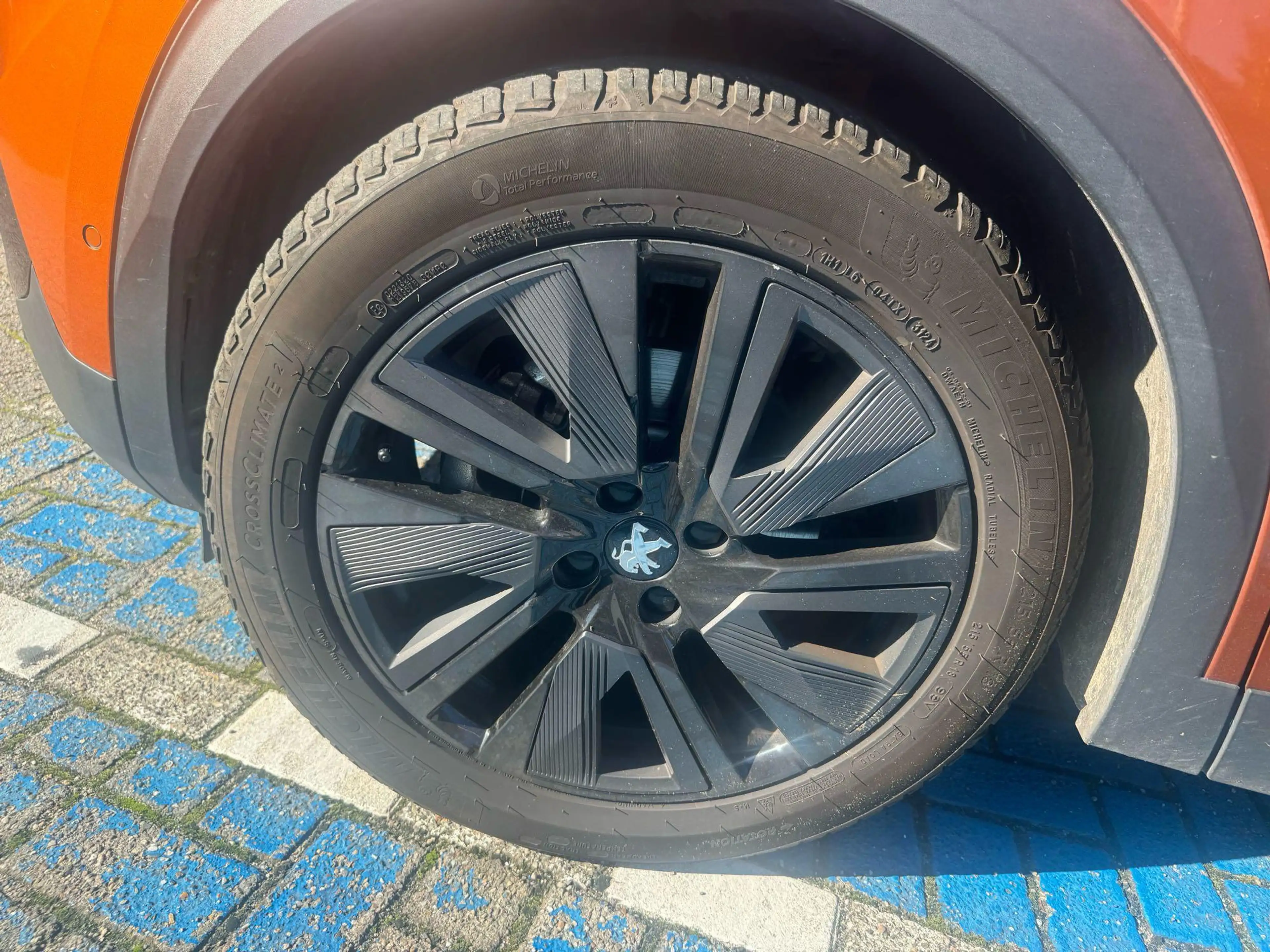 Peugeot e-2008 EV GT 50 kWh — photo 12