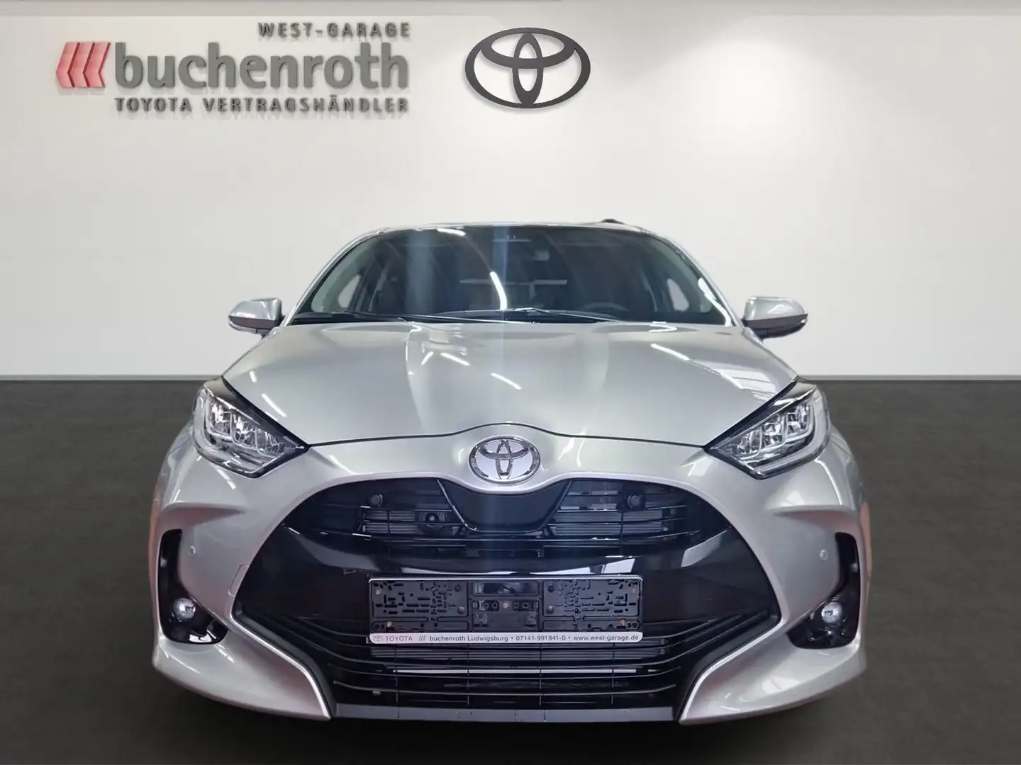 Toyota Yaris Hybrid Teamplayer + Safety - und Comfort P Silber - 2