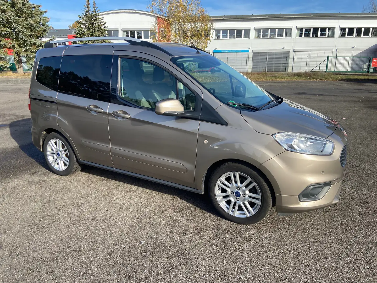 Ford Tourneo Courier Titanium Grau - 1