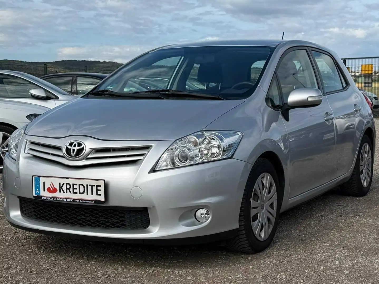 Toyota Auris Basis Grau - 1