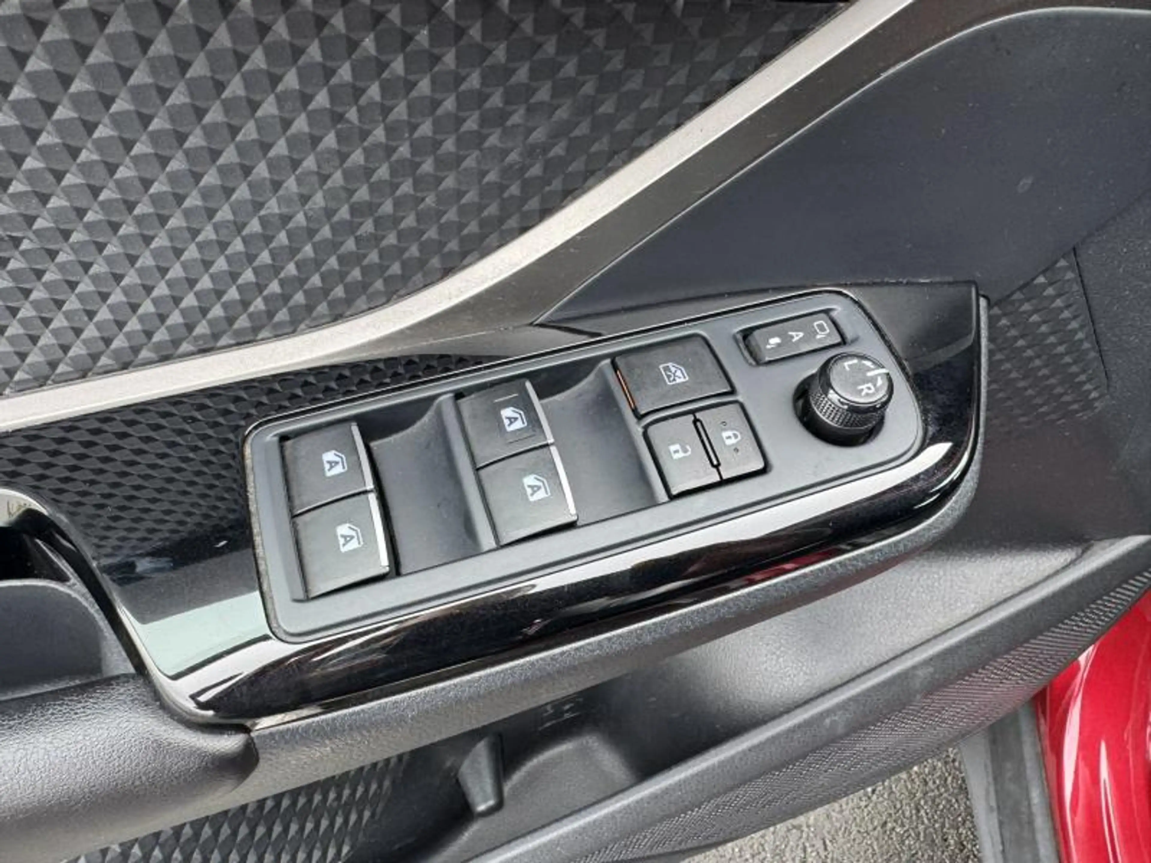 Toyota C-HR 1.8 CVT HSD C-LUB bi-tone — photo 12