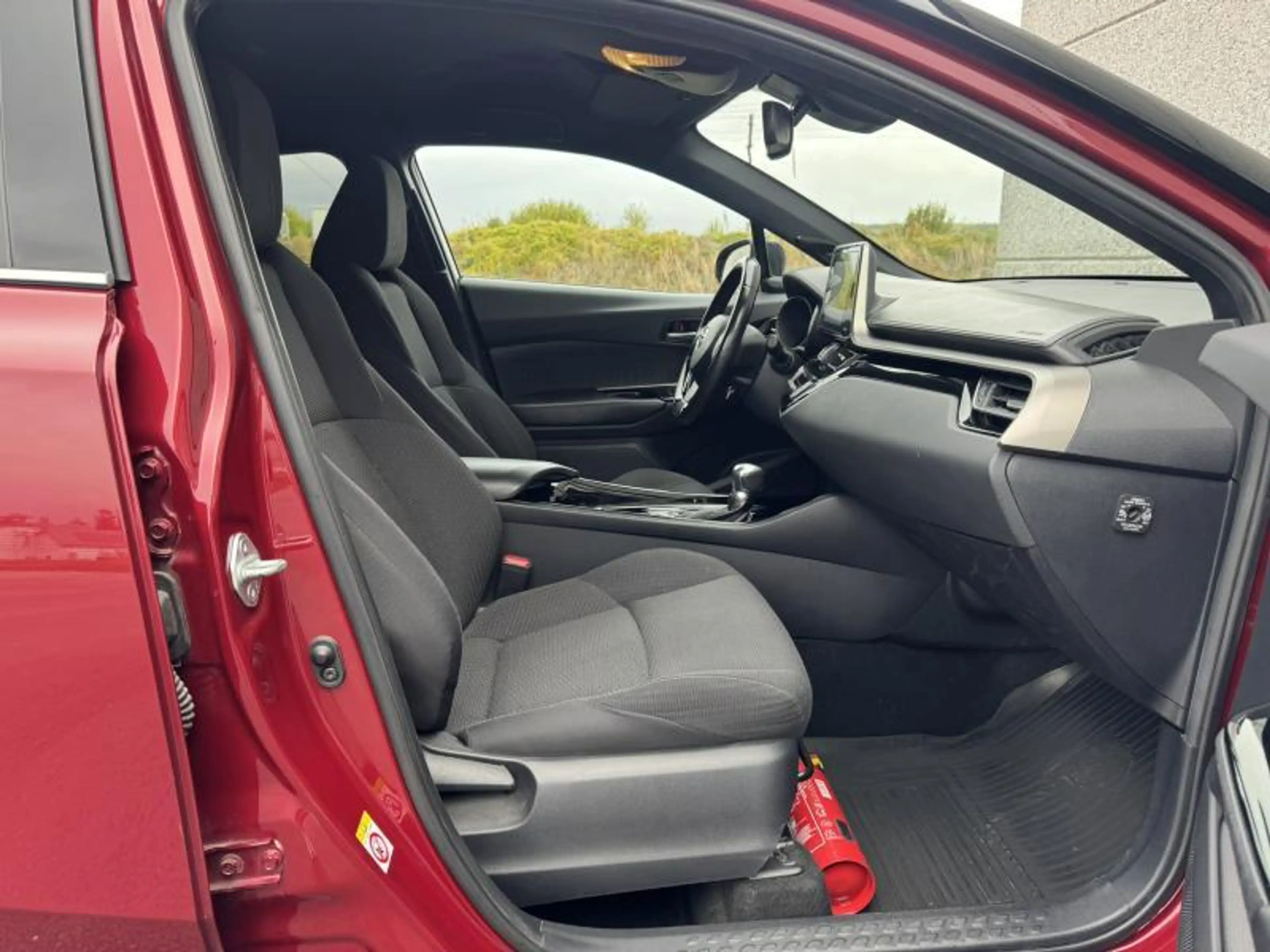 Toyota C-HR 1.8 CVT HSD C-LUB bi-tone — photo 9