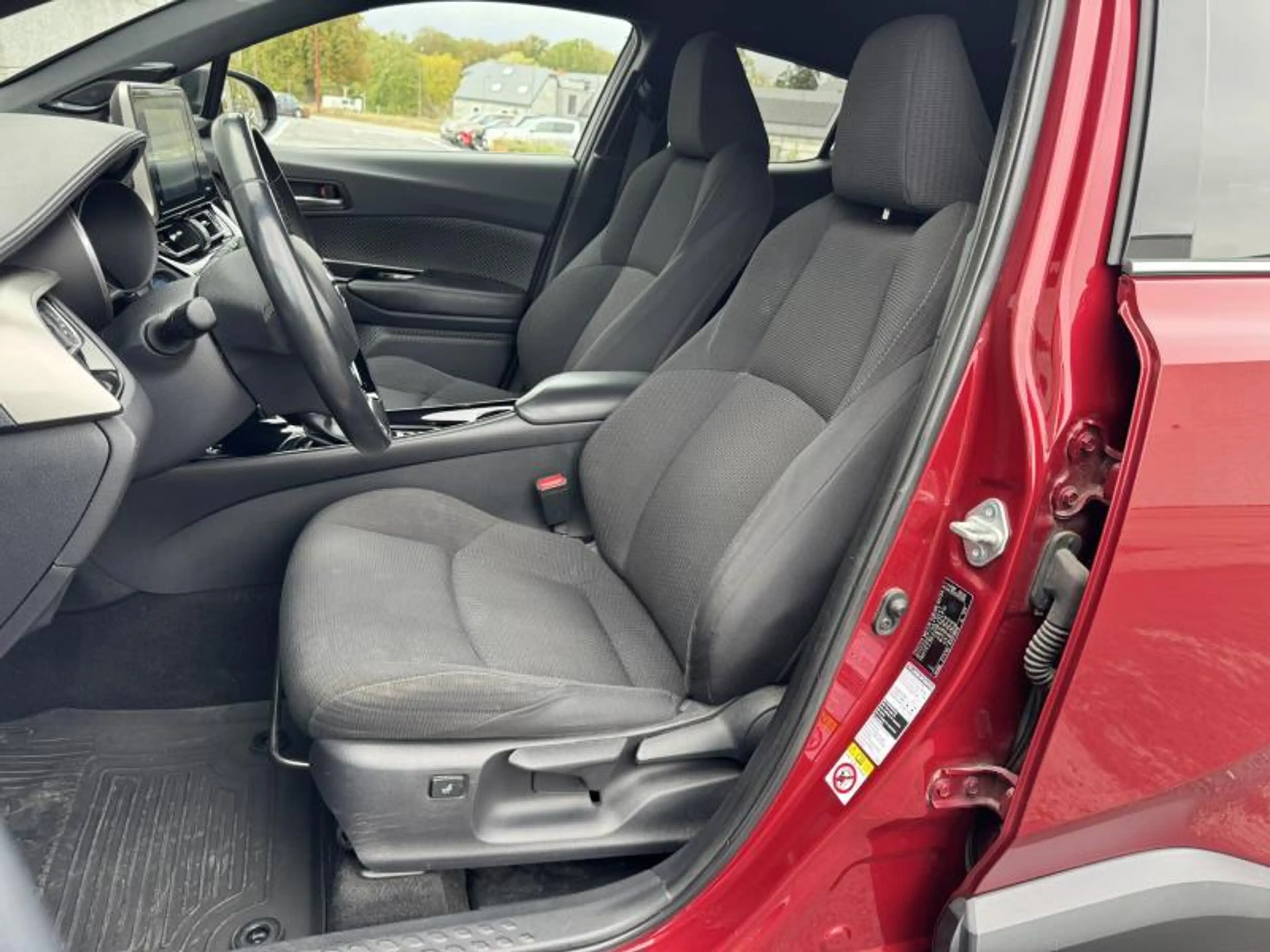 Toyota C-HR 1.8 CVT HSD C-LUB bi-tone — photo 15