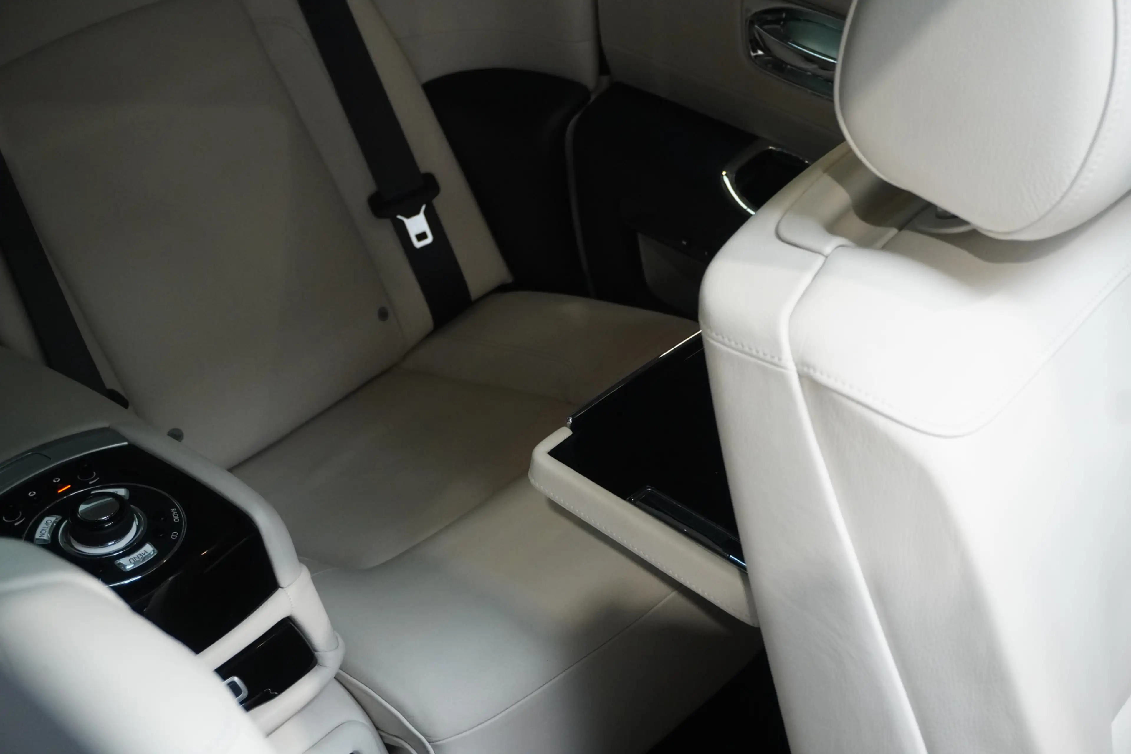 Rolls-Royce Ghost 6.6 V12 — photo 39