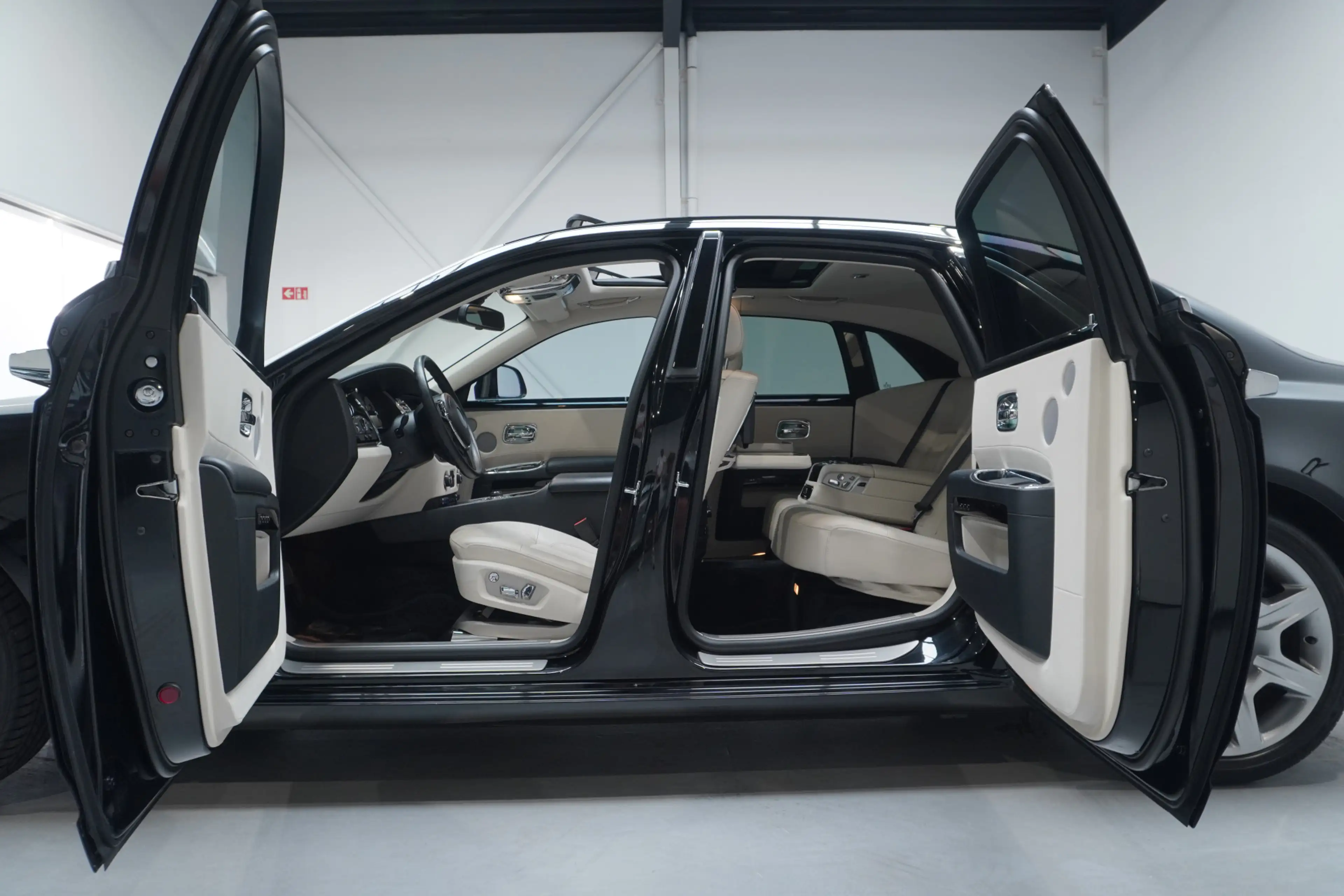Rolls-Royce Ghost 6.6 V12 — photo 21