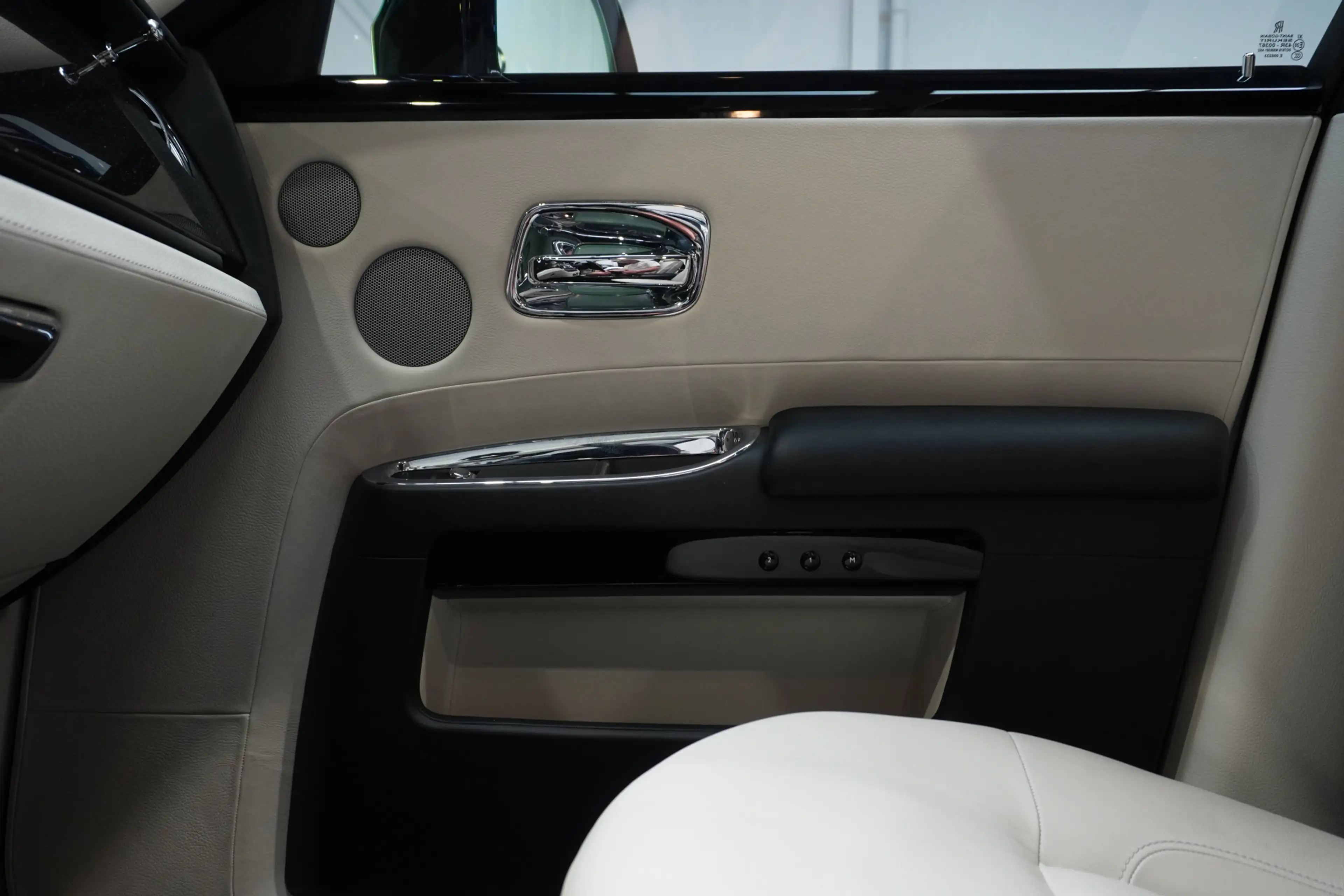 Rolls-Royce Ghost 6.6 V12 — photo 32